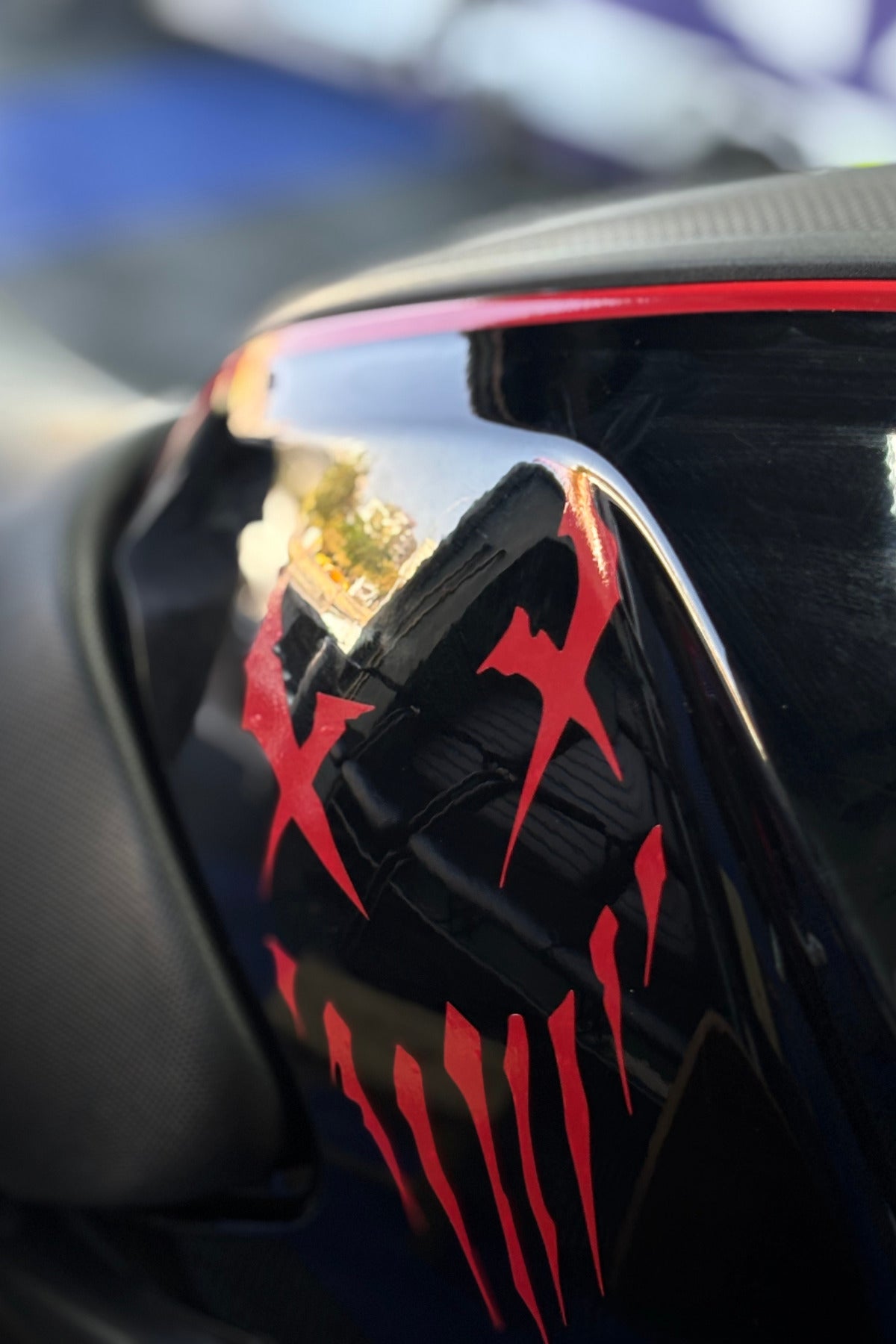 Motor ve Araba için Kırmızı Renk Venom Parçalı Sticker Etiket (20CM)