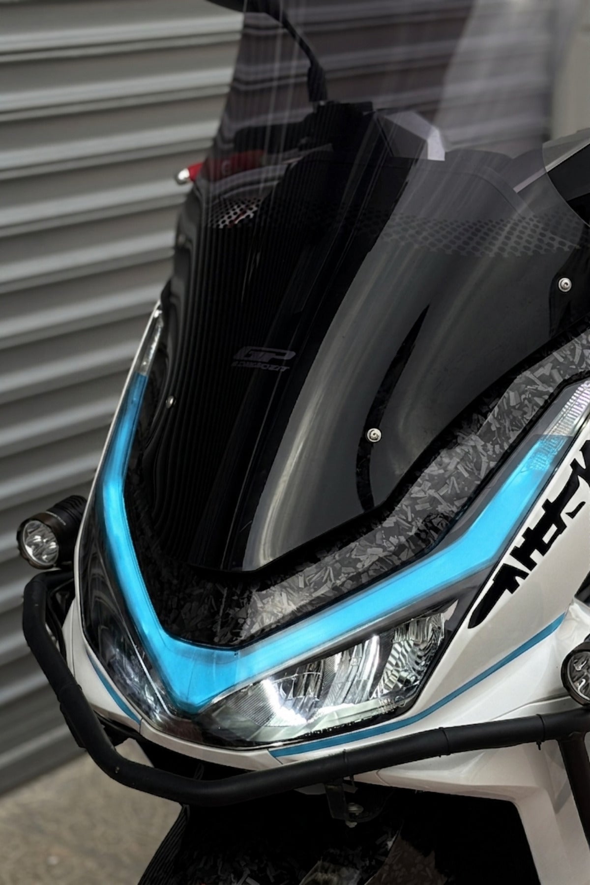 Honda PCX 2025 Model için Far Renklendirme Far Tasarım Film Sticker (Sağ ve Sol 2 Parçadan Oluşur)