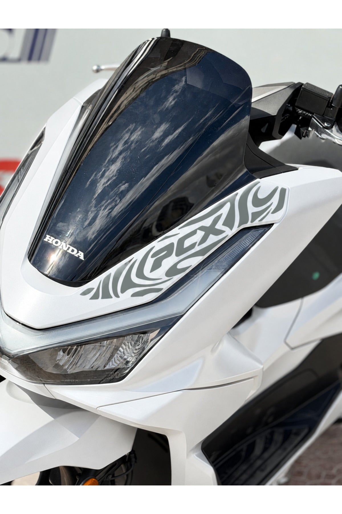 Honda PCX Deluxe için Ön Panel PCX Yazılı Tribal Yazı Dövme Sticker (2025-2026 Uyumlu)