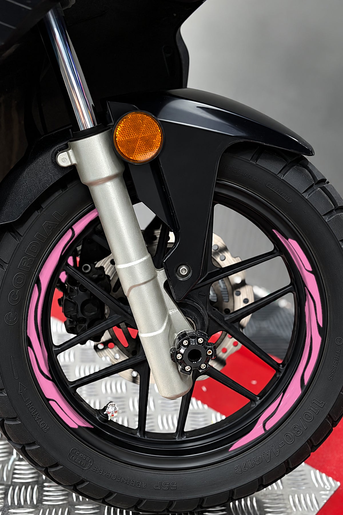 Scooter Grubu için 13-14-15 Jant Uyumlu Kesikli V2 Jant Şeridi Sticker Seti (Ön-Arka Tam Yeterli)