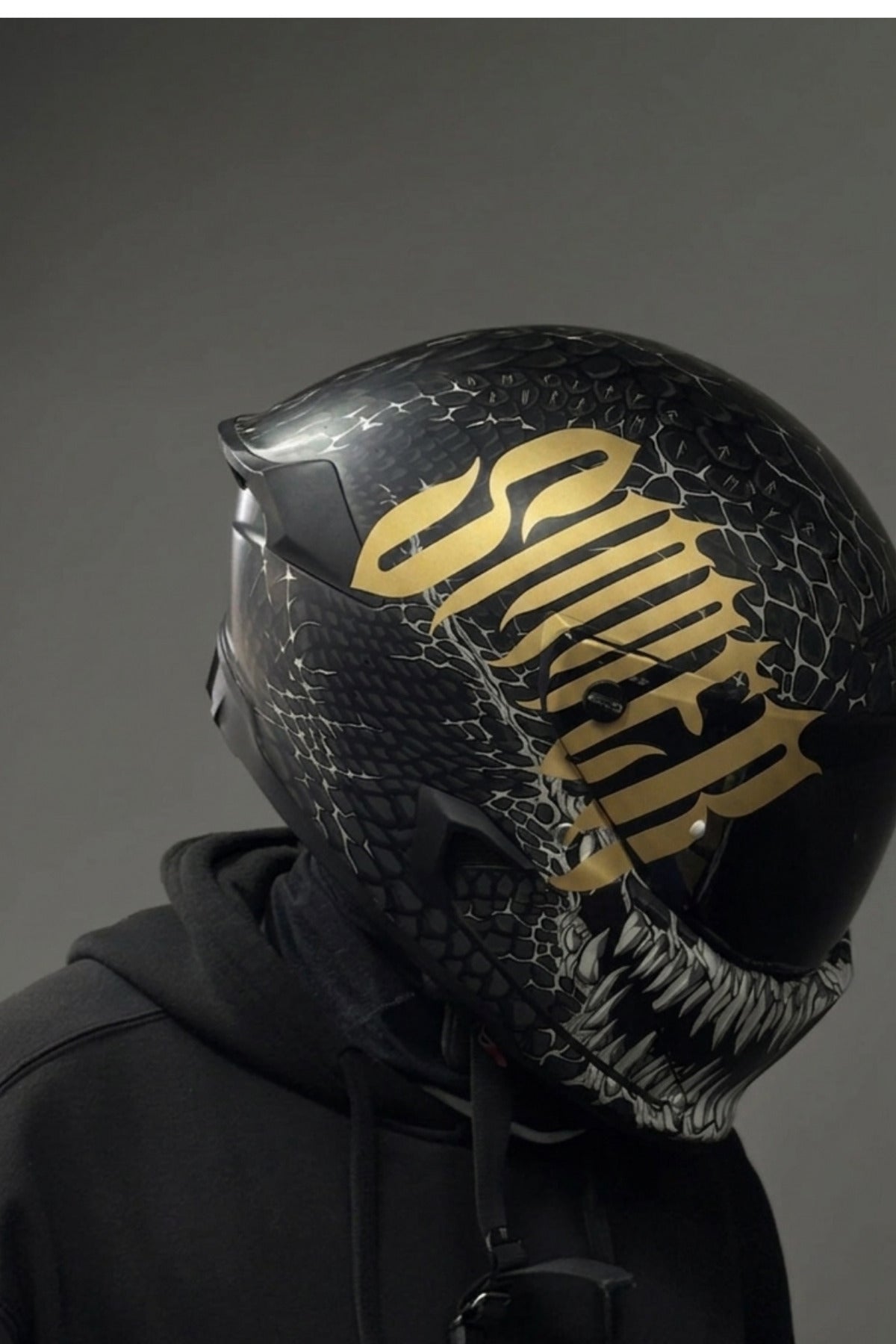 Kask için Gotic Yazı Tipiyle Sinner Mat Gold Renk Sticker (22CMx17CM)