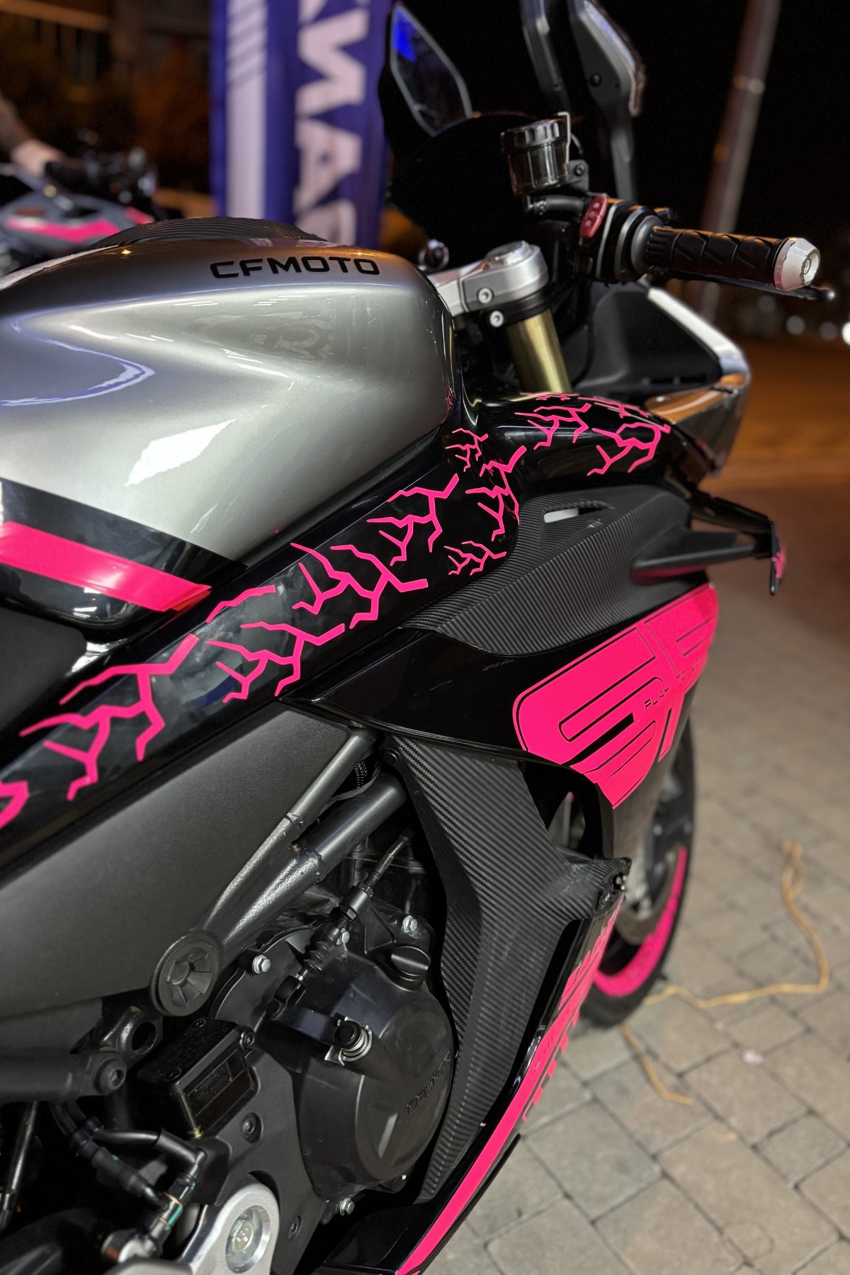 Motor ve Kask için Tüm Motorlara Uyumlu Pembe Yıldırım Şimşek Sticker (32'lİ)