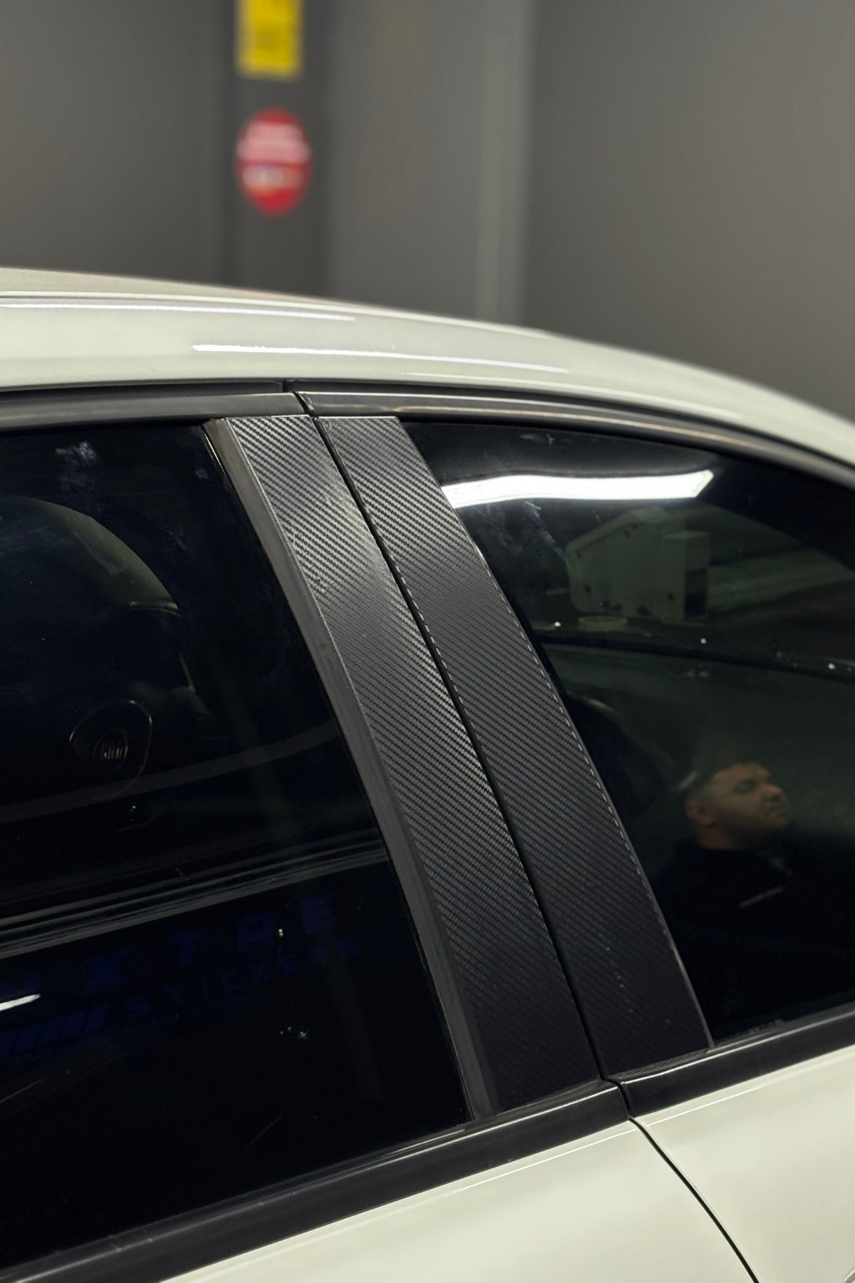 Fiat Egea için Birebir Oturan Karbon Desenli Kapı Direk Sticker Seti (Kendinden Yapışkanlı)