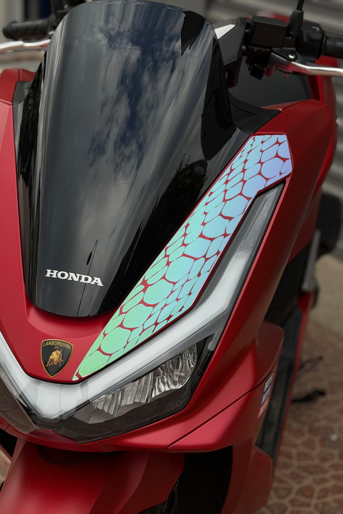 Honda PCX Deluxe için Yeni Kasa 2025-2026 Uyumlu Far Üstü Yılan Pulu Desen Sticker