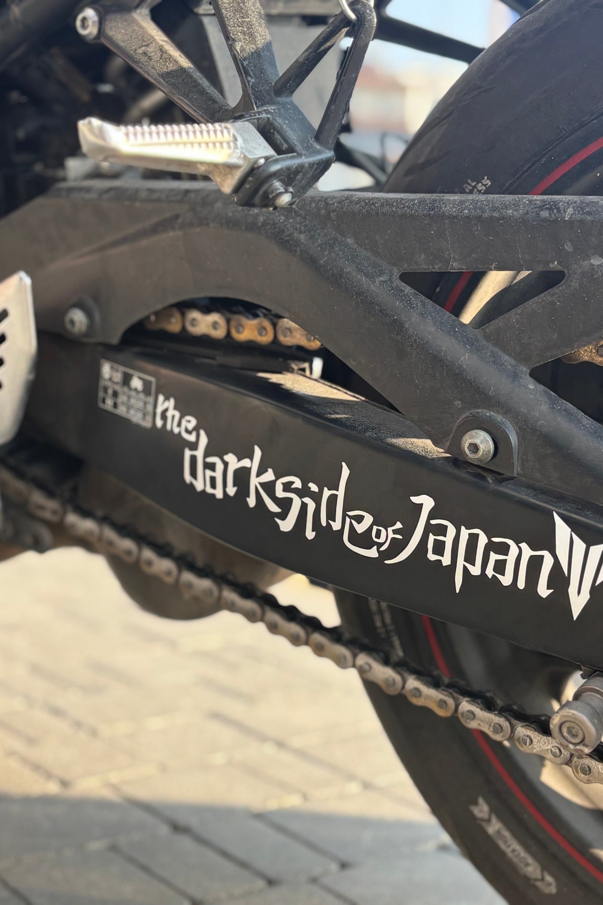 Motosiklet için Beyaz Eğik Logolu The Dark Side of Japan MT Logolu Sticker (28CM)