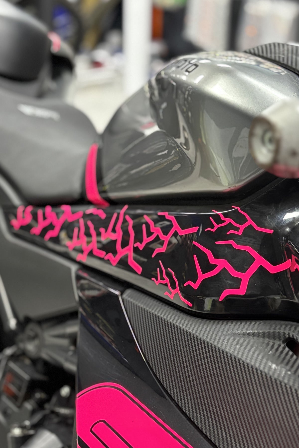Motor ve Kask için Tüm Motorlara Uyumlu Pembe Yıldırım Şimşek Sticker (32'lİ)