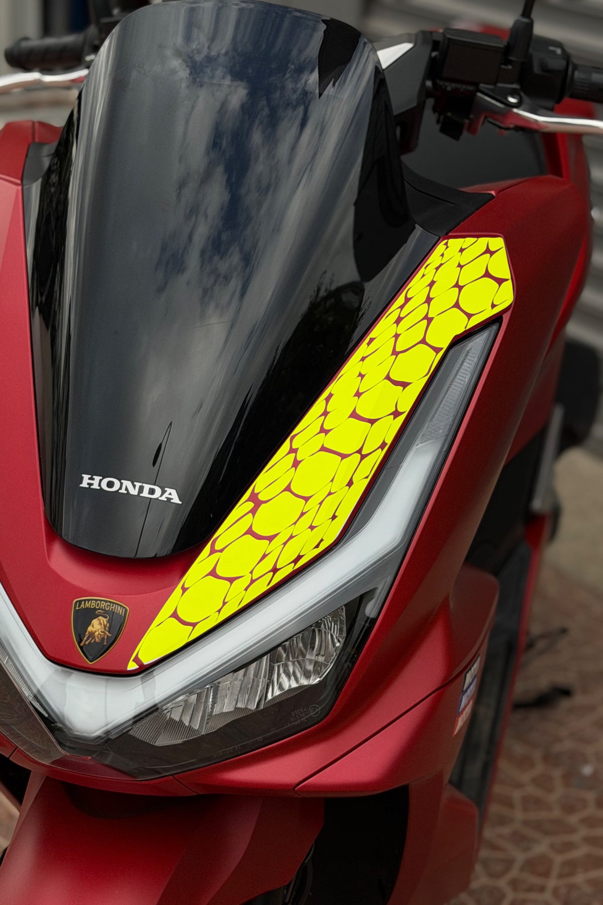 Honda PCX Deluxe için Yeni Kasa 2025-2026 Uyumlu Far Üstü Yılan Pulu Desen Sticker