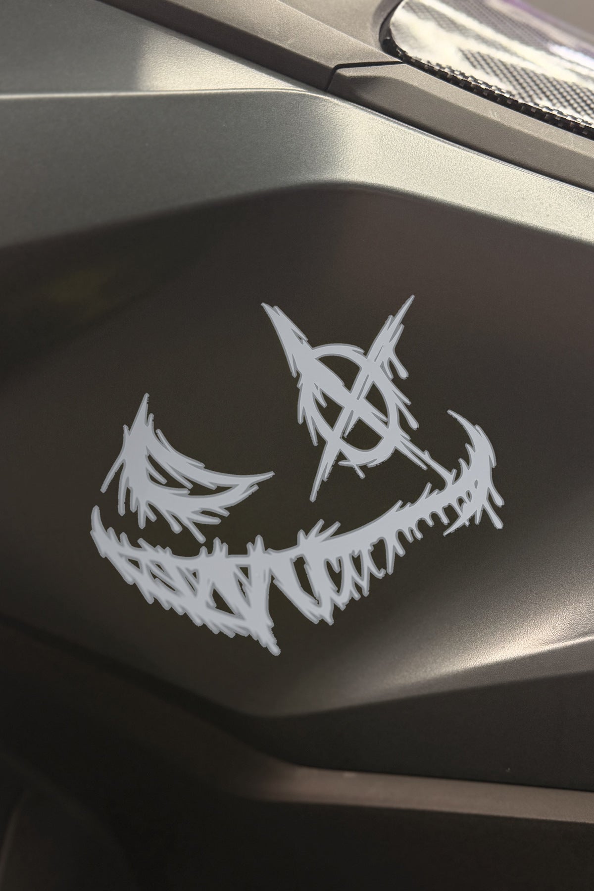 Motosiklet ve Kask için Gülen Yüz Canavar Sticker