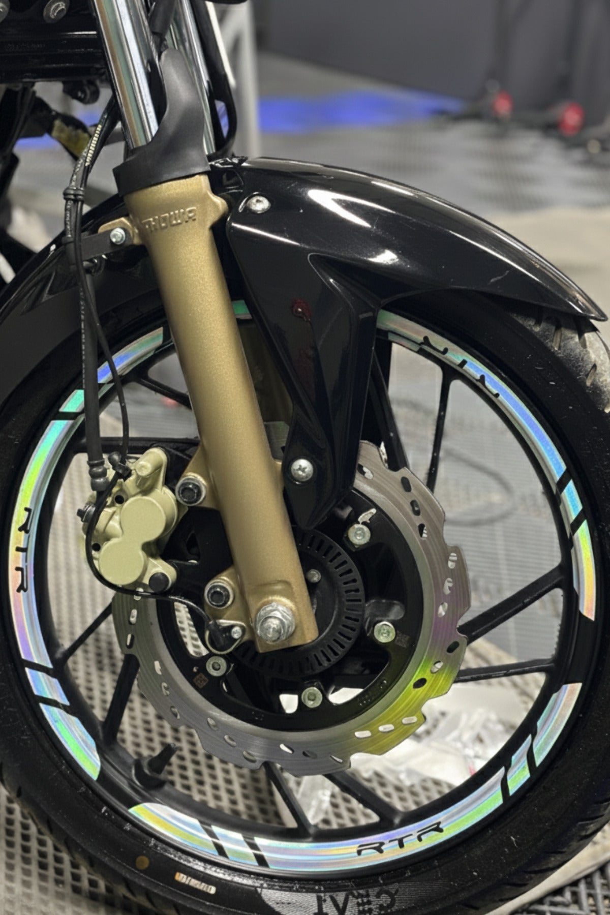 TVS Apache RTR için Beyaz Renk Jant Şeridi Sticker Seti (12'li)