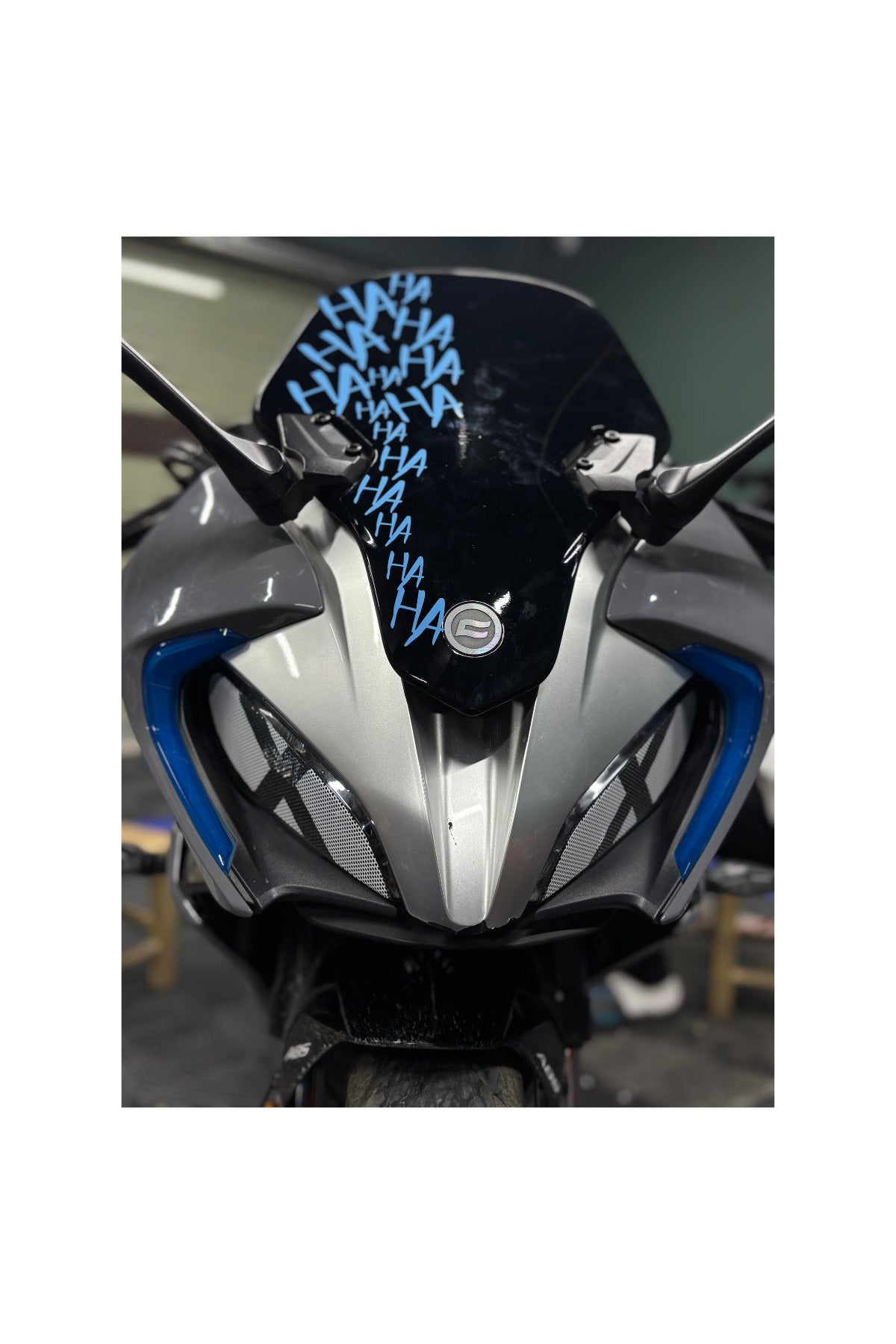 CFMOTO SR250 için Delikli Far Üstü Sticker Seti Aydınlatma Engellemez(Sağ ve Sol)