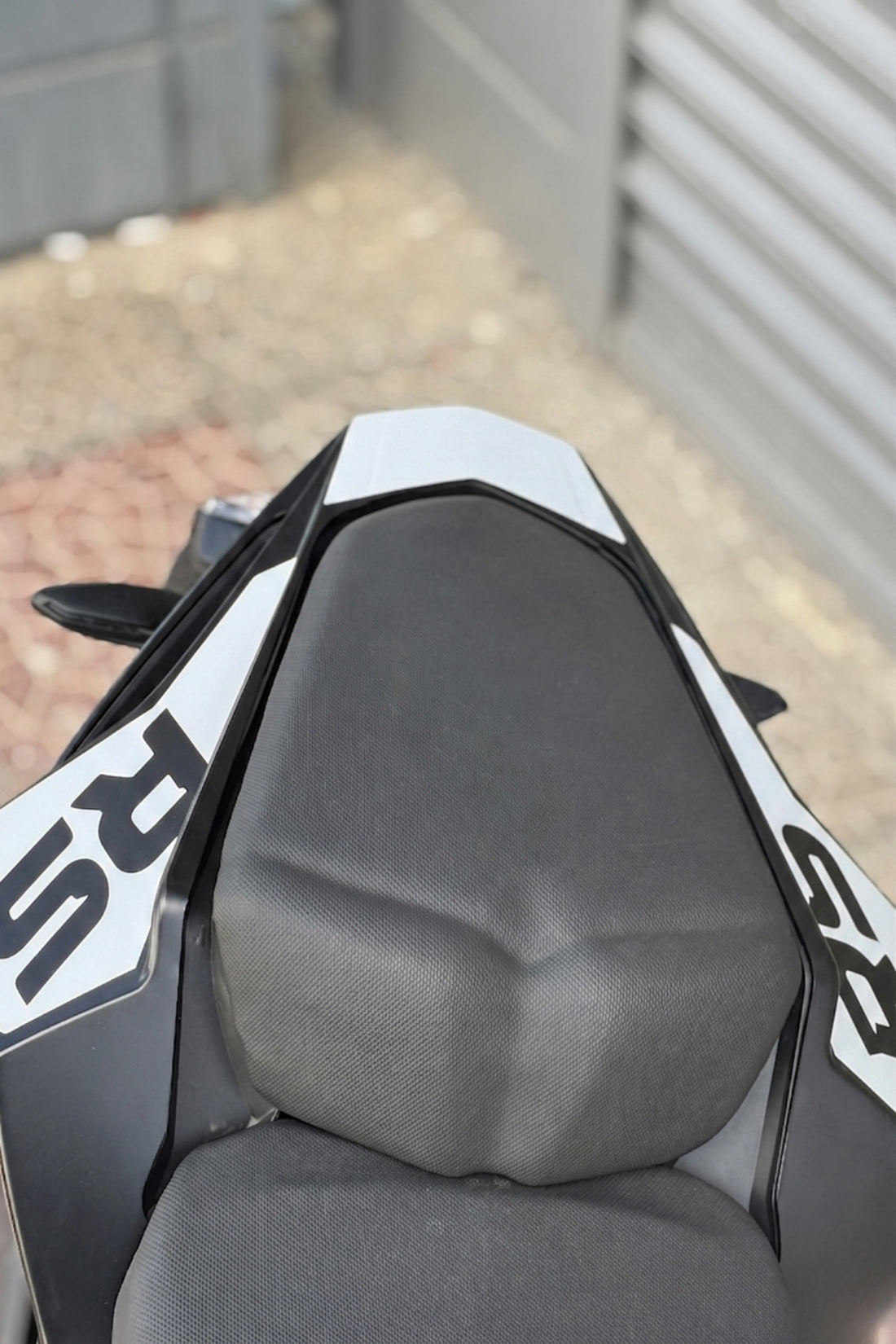 Bajaj Pulsar RS200 için Arka Kuyruk için 3 Parça RS Yazılı Sticker Seti (Tüm Yıllara Uyumlu)