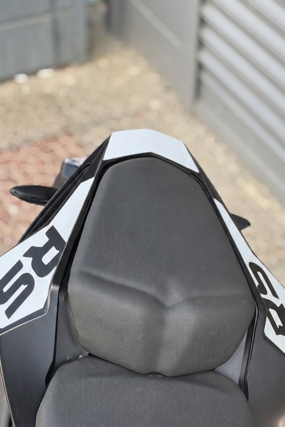 Bajaj Pulsar RS200 için Arka Kuyruk için 3 Parça RS Yazılı Sticker Seti (Tüm Yıllara Uyumlu)