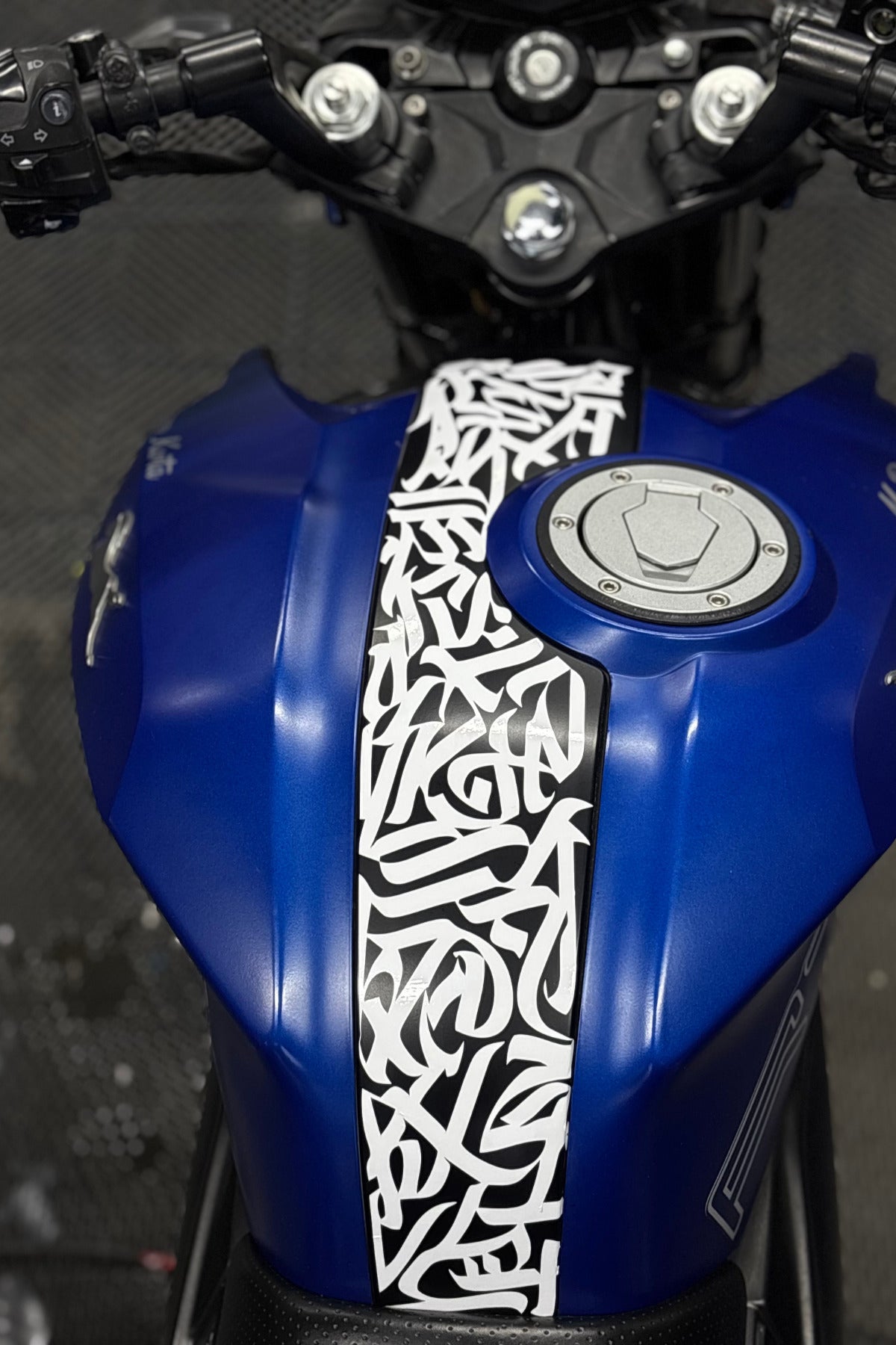 TVS RTR için Uyumlu Orta Panel Kaligrafi Tribal Desen Sticker