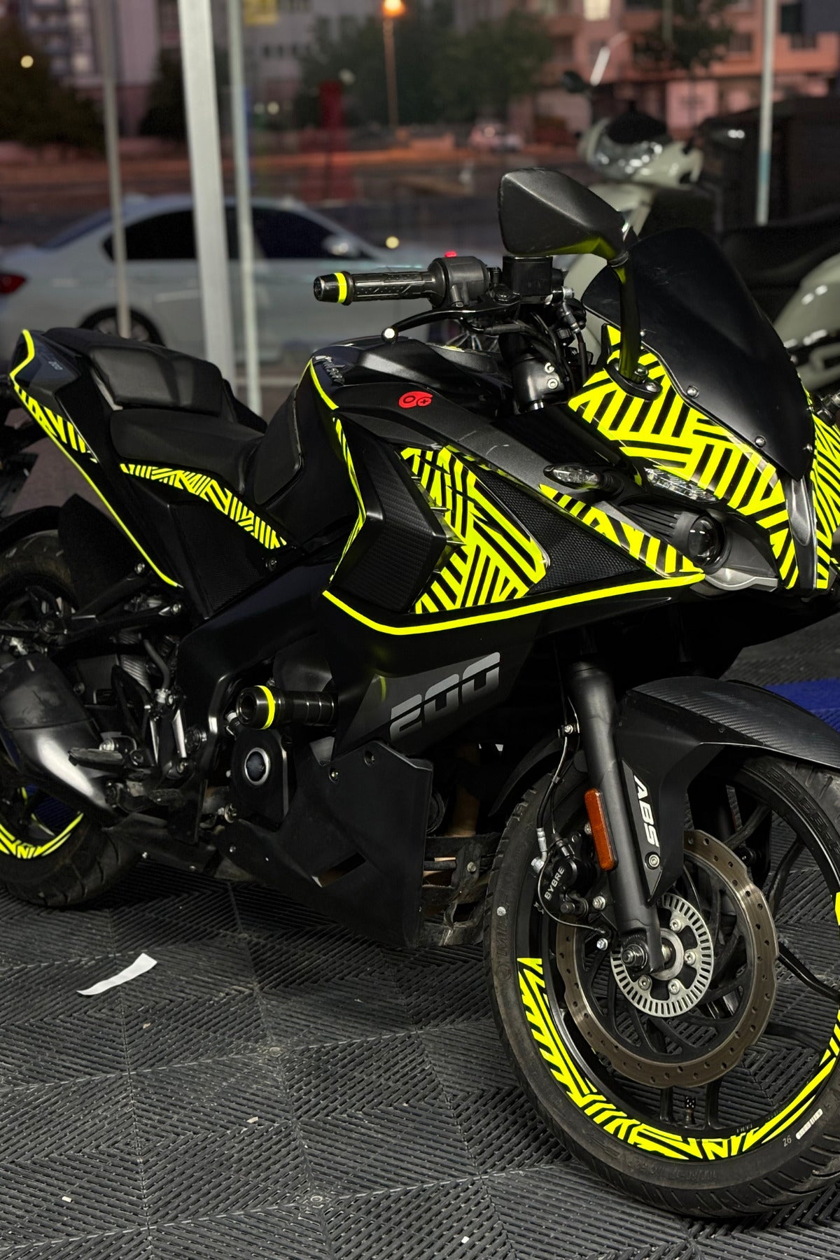 Bajaj Pulsar RS200 için Neon Sarı İlüzyonlu Komple Detay Sticker Seti