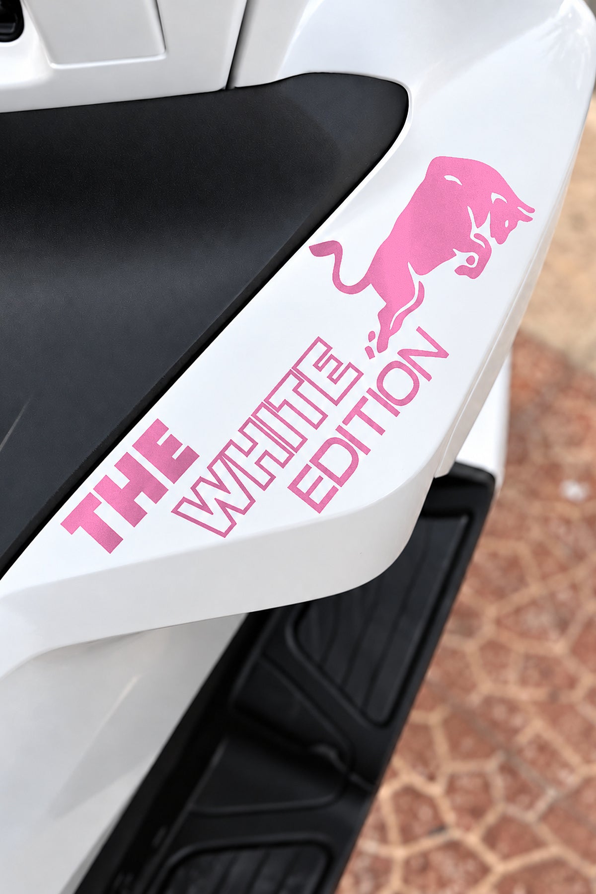 Honda PCX için The White Edition Boğa Enerji Sticker Etiket (1 Adet)