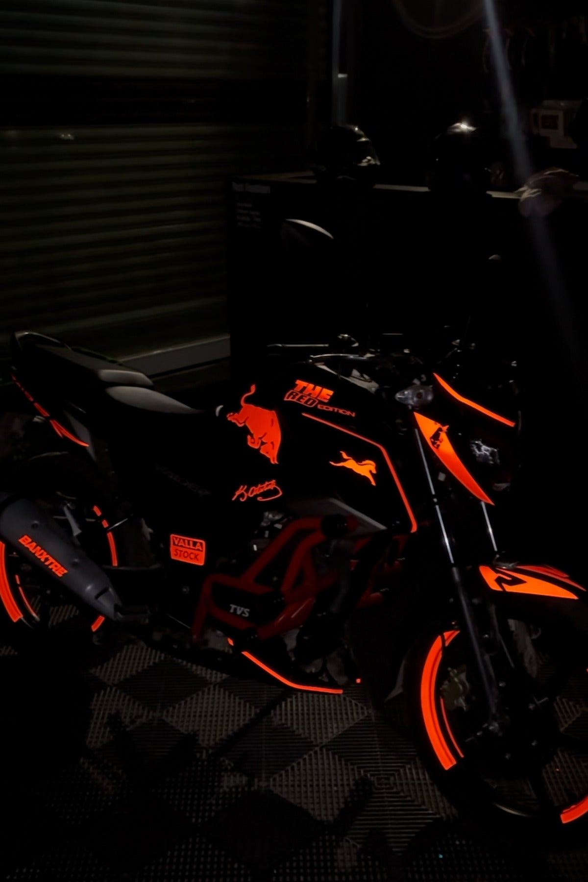 TVS Raider için Komple Reflektörlü Kırmızı Sticker Seti Boğa Enerji Desenli
