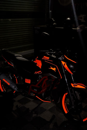 TVS Raider için Komple Reflektörlü Kırmızı Sticker Seti Boğa Enerji Desenli