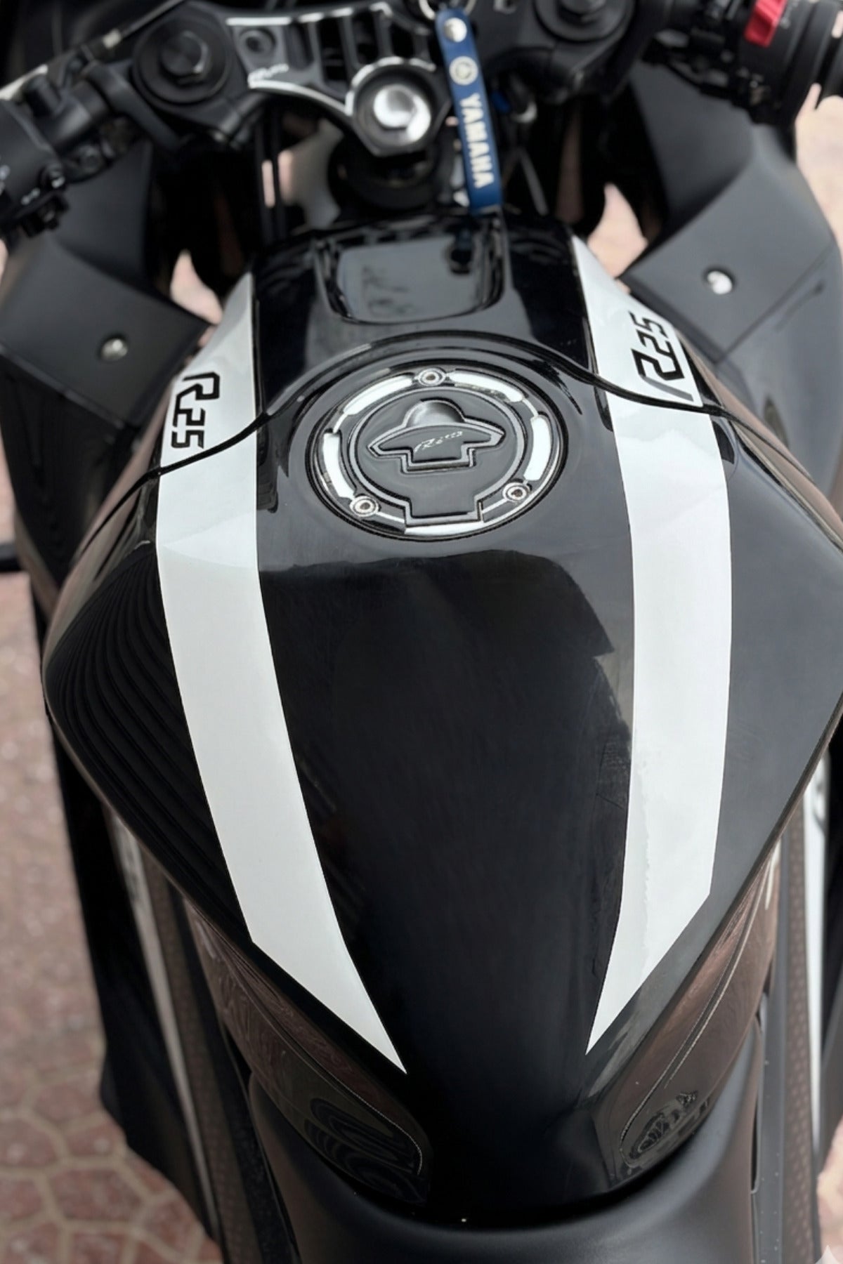 Yamaha R25 için Depo Üstü Kordon Sticker Seti (Sağ ve Sol) (2019-2020-2021-2022-2023-2024)