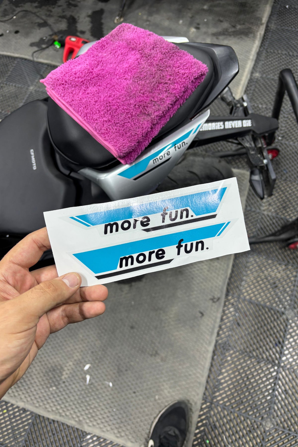 CFMOTO SR250 için Mavi Renk Arka Kuyruk Orijinal Sticker (SAĞ VE SOL)