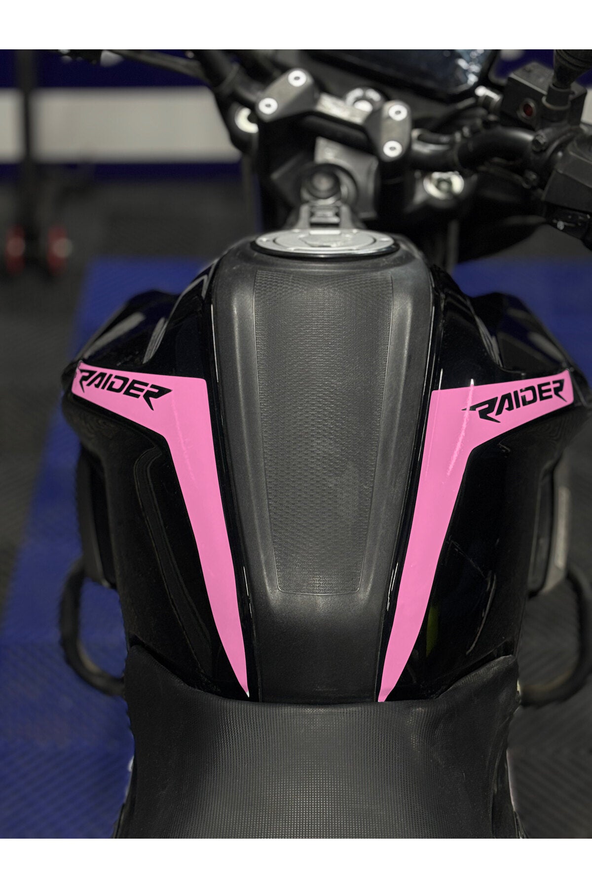 TVS Raider 125 için Raider Yazılı Depo Kordon sticker Etiket (Sağ ve Sol)