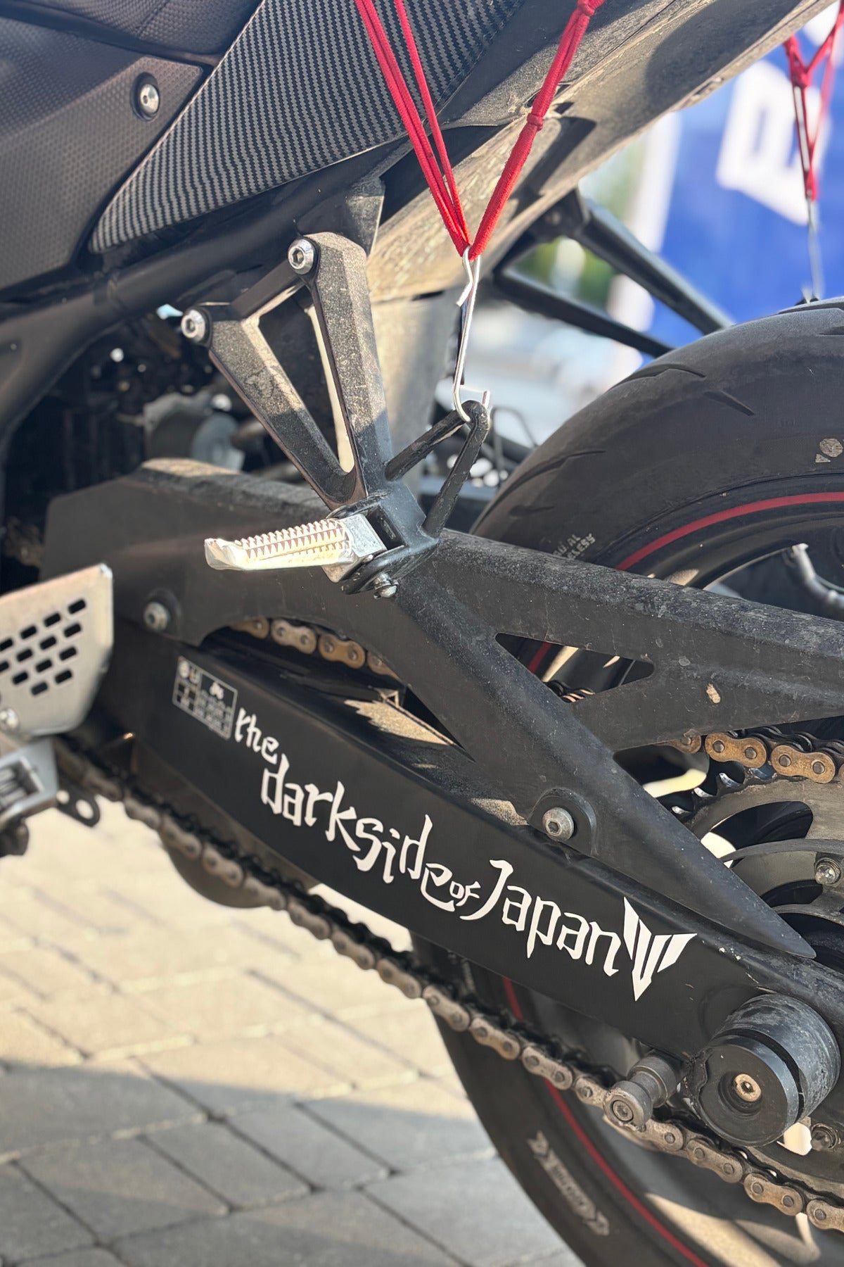 Motosiklet için Beyaz Eğik Logolu The Dark Side of Japan MT Logolu Sticker (28CM)