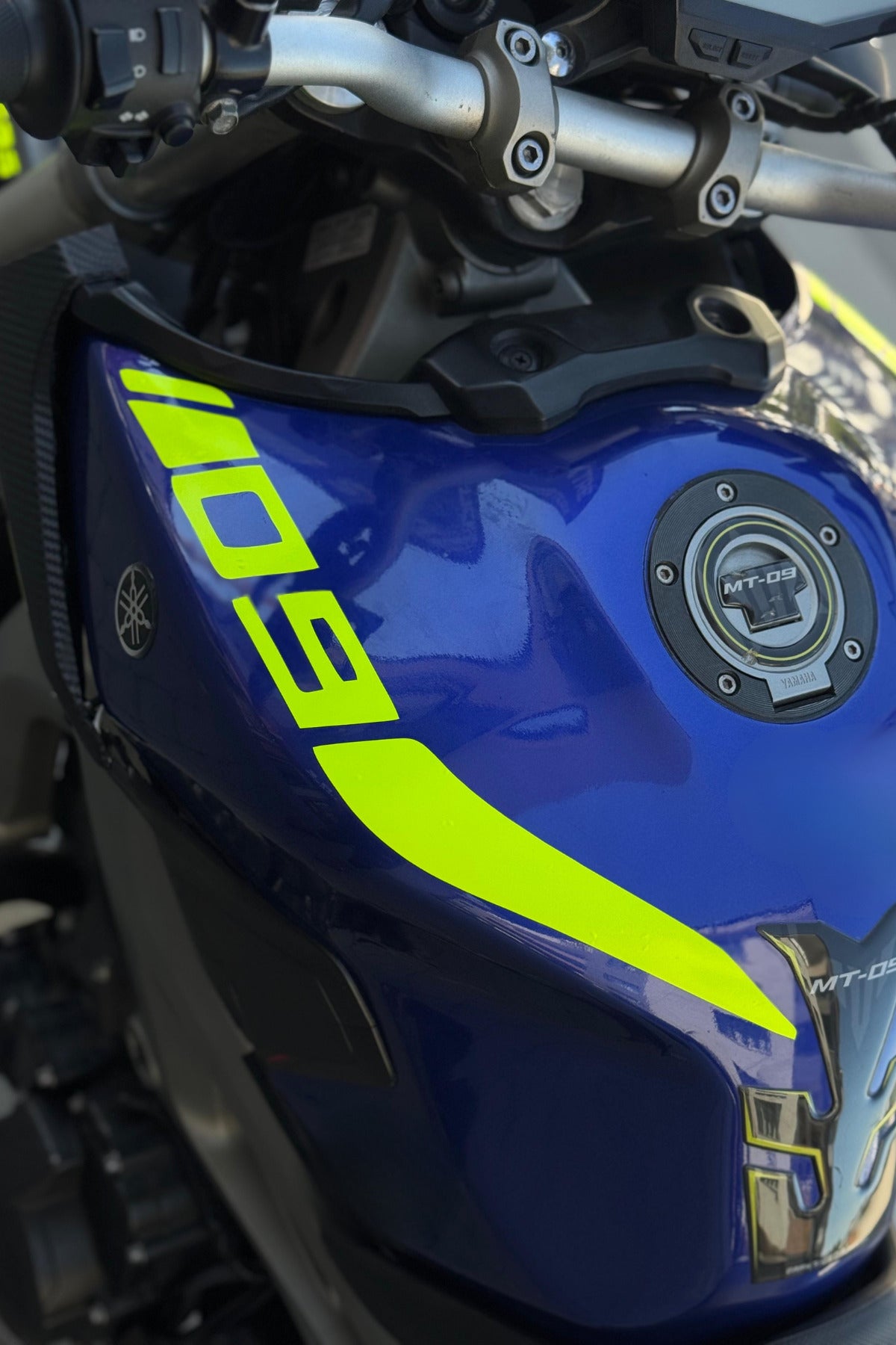 Yamaha MT-09 için Neon Sarı Depo Kemer Sticker Etiket (2 Adet)