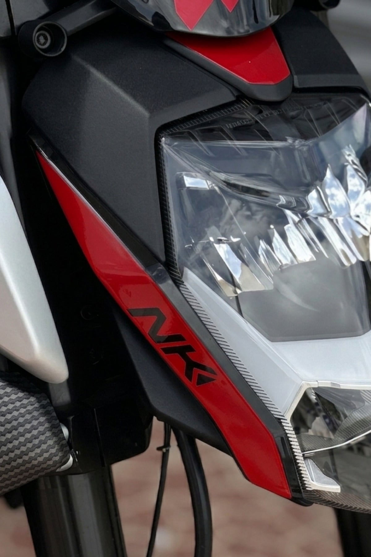 CFMOTO NK250 için Tüm Yıl ve Modellere Uyumlu NK Logolu Far Kaşı Sticker Sağ ve Sol