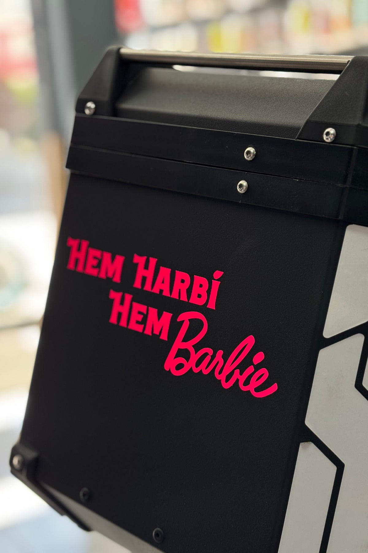 Motor-Araba-Kask için Neon Pembe Hem Harbi Hem Babrie Sticker Etiket (20CMx7CM)