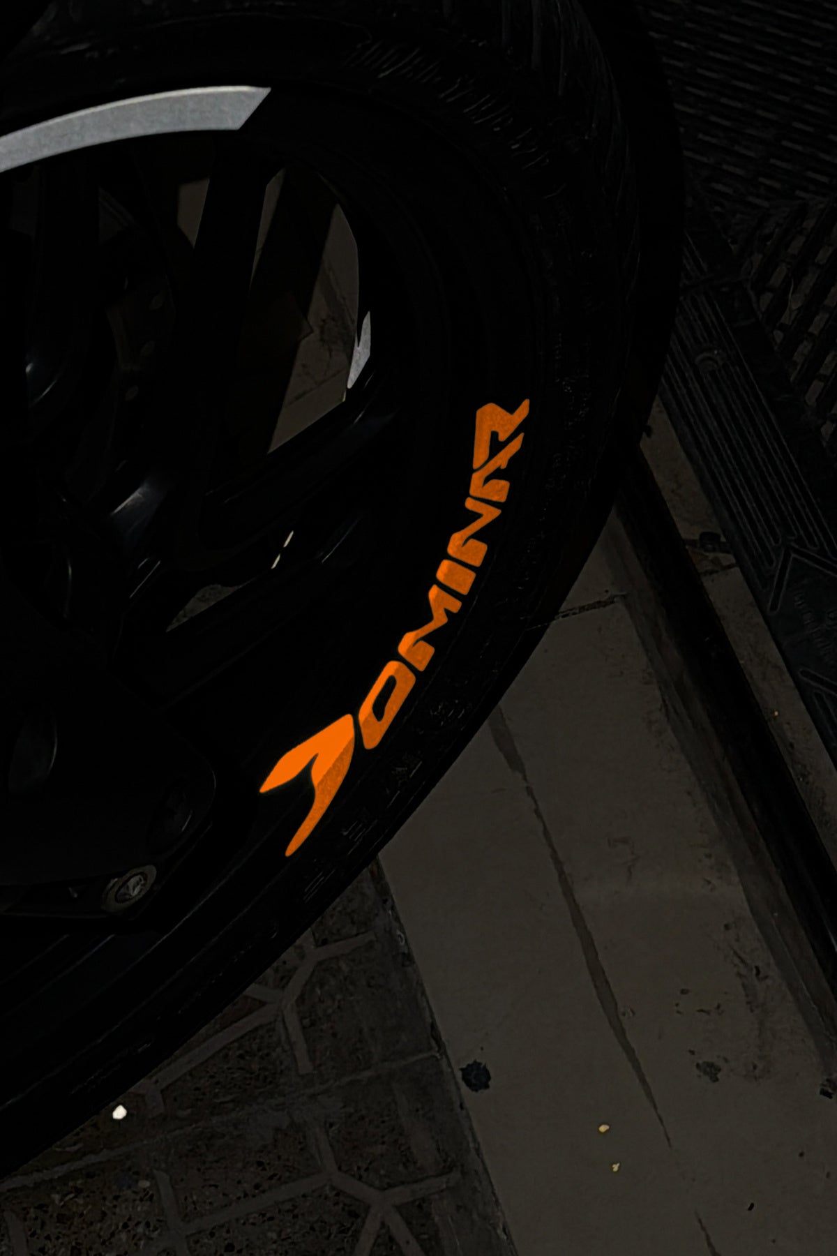 Bajaj Dominar Motosiklet Grubu için Reflektörlü Dominar Jant içi Yazı Sticker (4 Adet)
