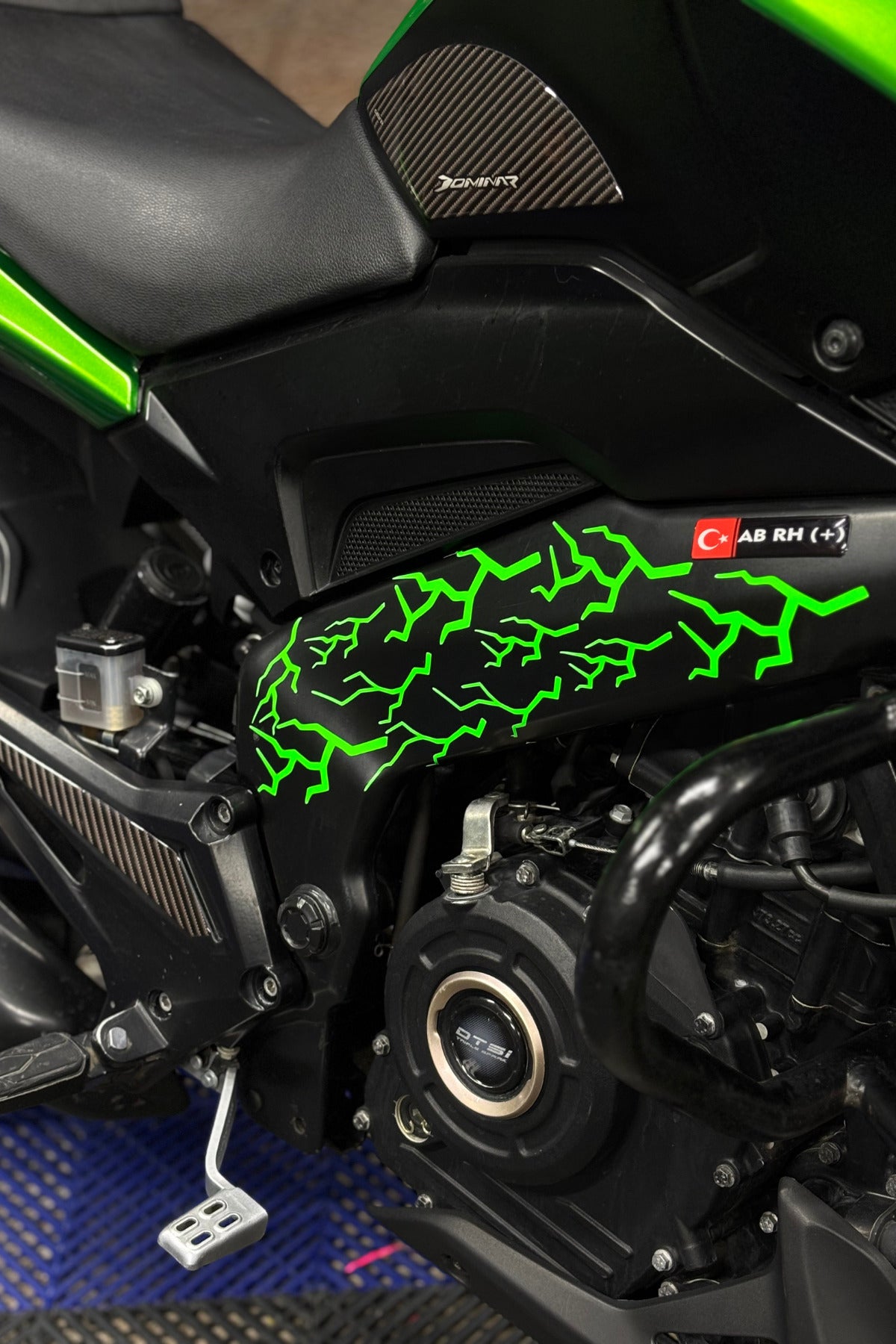 Motor ve Kask için Neon Yeşil Yıldırım-Şimşek Sticker Seti (Toplamda 16 Adet tekli Yıldırım)