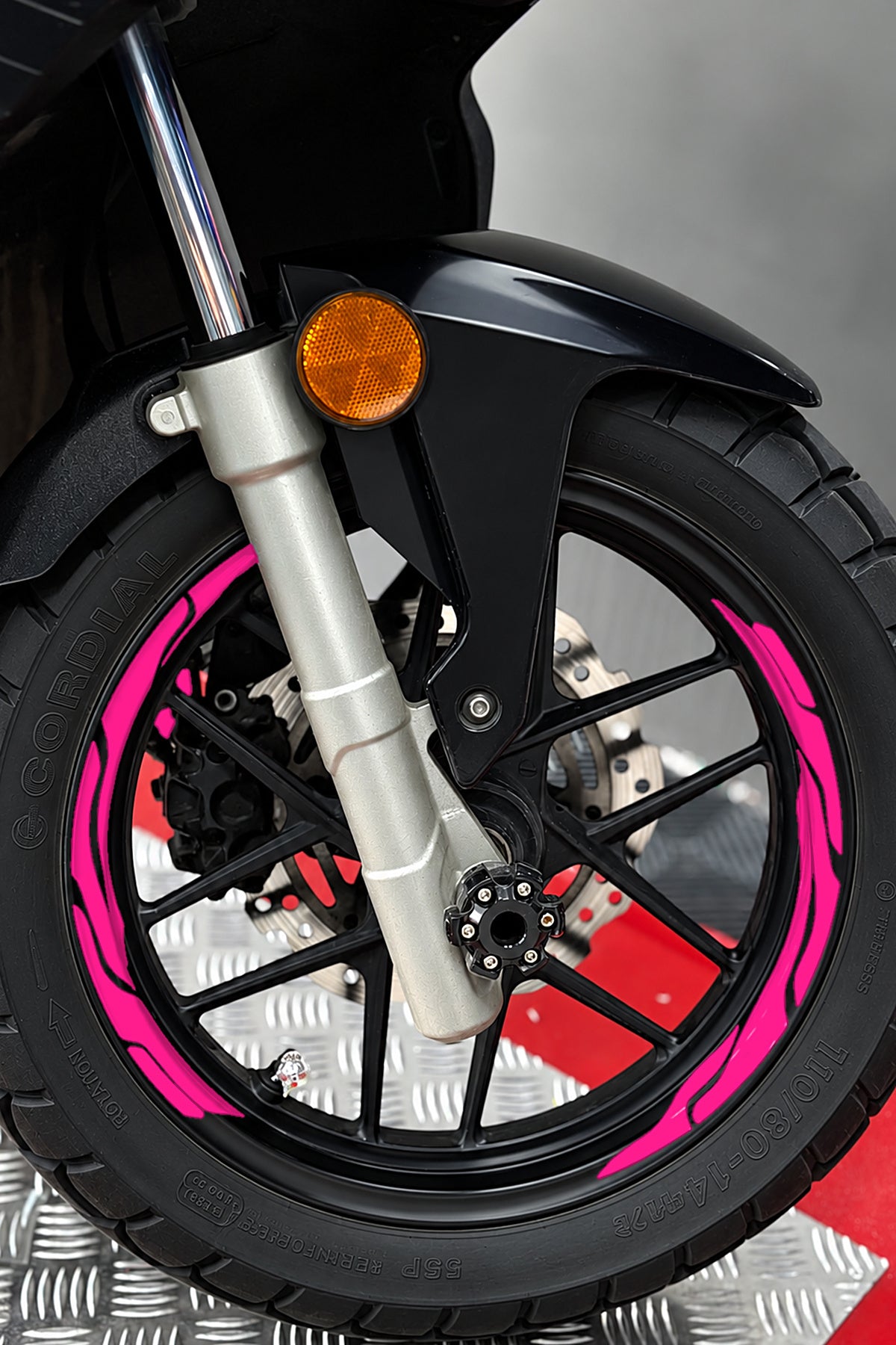 Scooter Grubu için 13-14-15 Jant Uyumlu Kesikli V2 Jant Şeridi Sticker Seti (Ön-Arka Tam Yeterli)