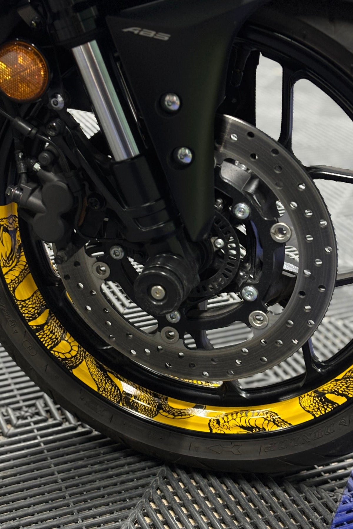 Motosiklet 17 Inch Uyumlu Reflektörlü Sarı Yılan Desenli Yarım Jant Şeridi Sticker Seti (4 Parça)