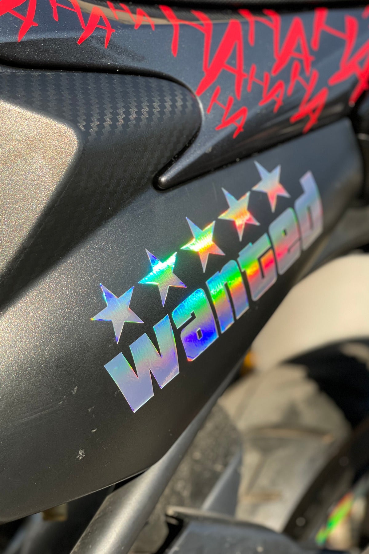 Dekoratif Hologramlı Wanted Yazısı Sticker Araba-Motor için Etiket 14CMX5CM (1 Adet)