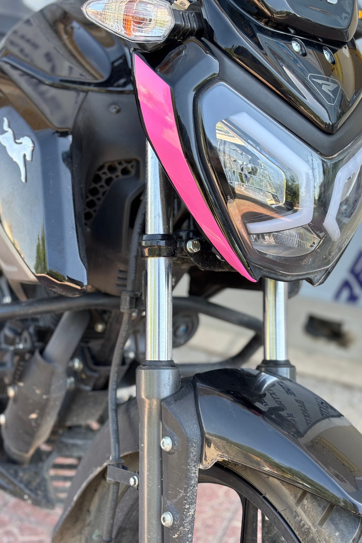 TVS Raider için Far Kaşı Detay Sticker (Sağ ve Sol)