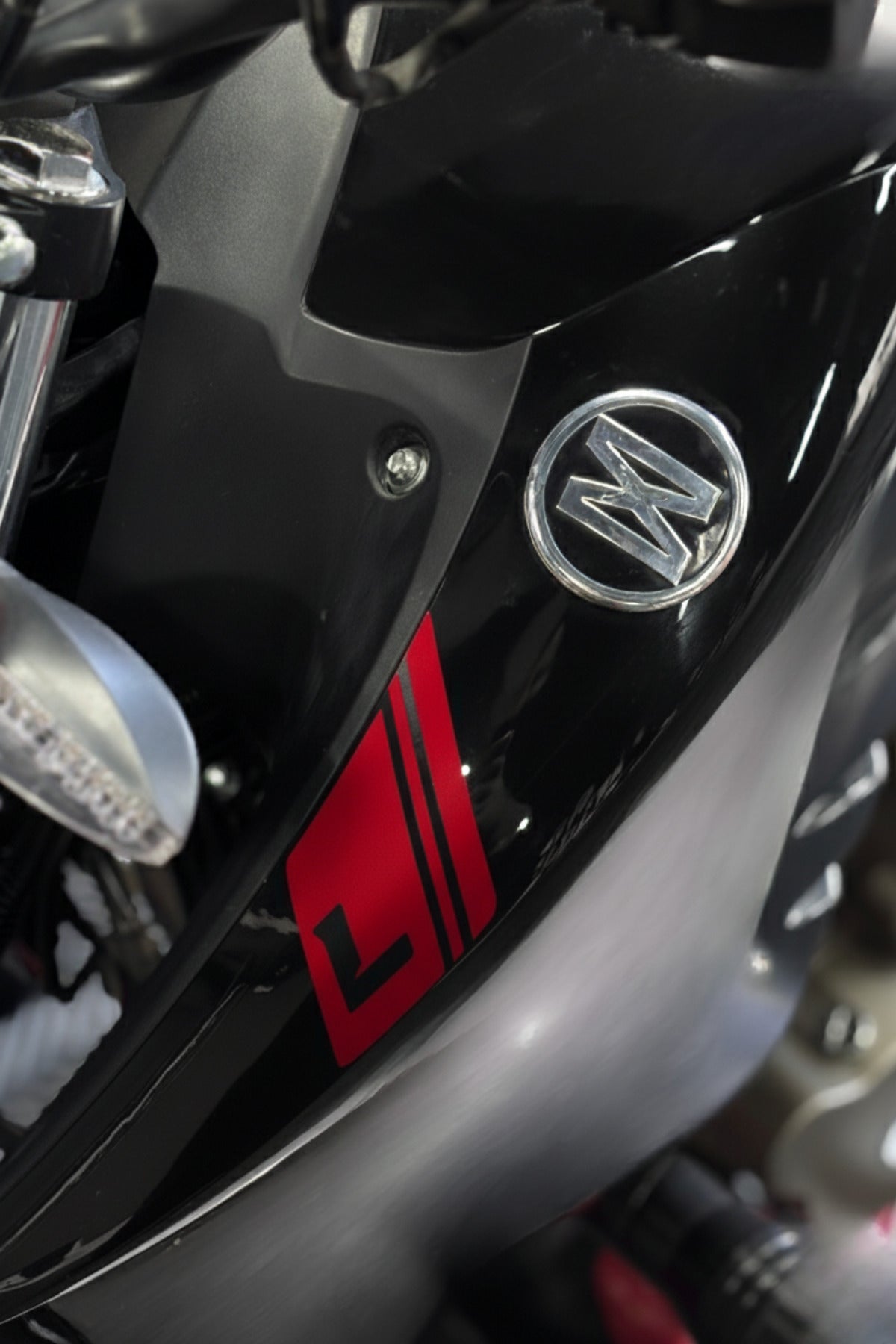 Mondial Drift-L için Logo Önü L Harfli Detay Sticker (Sağ ve Sol)