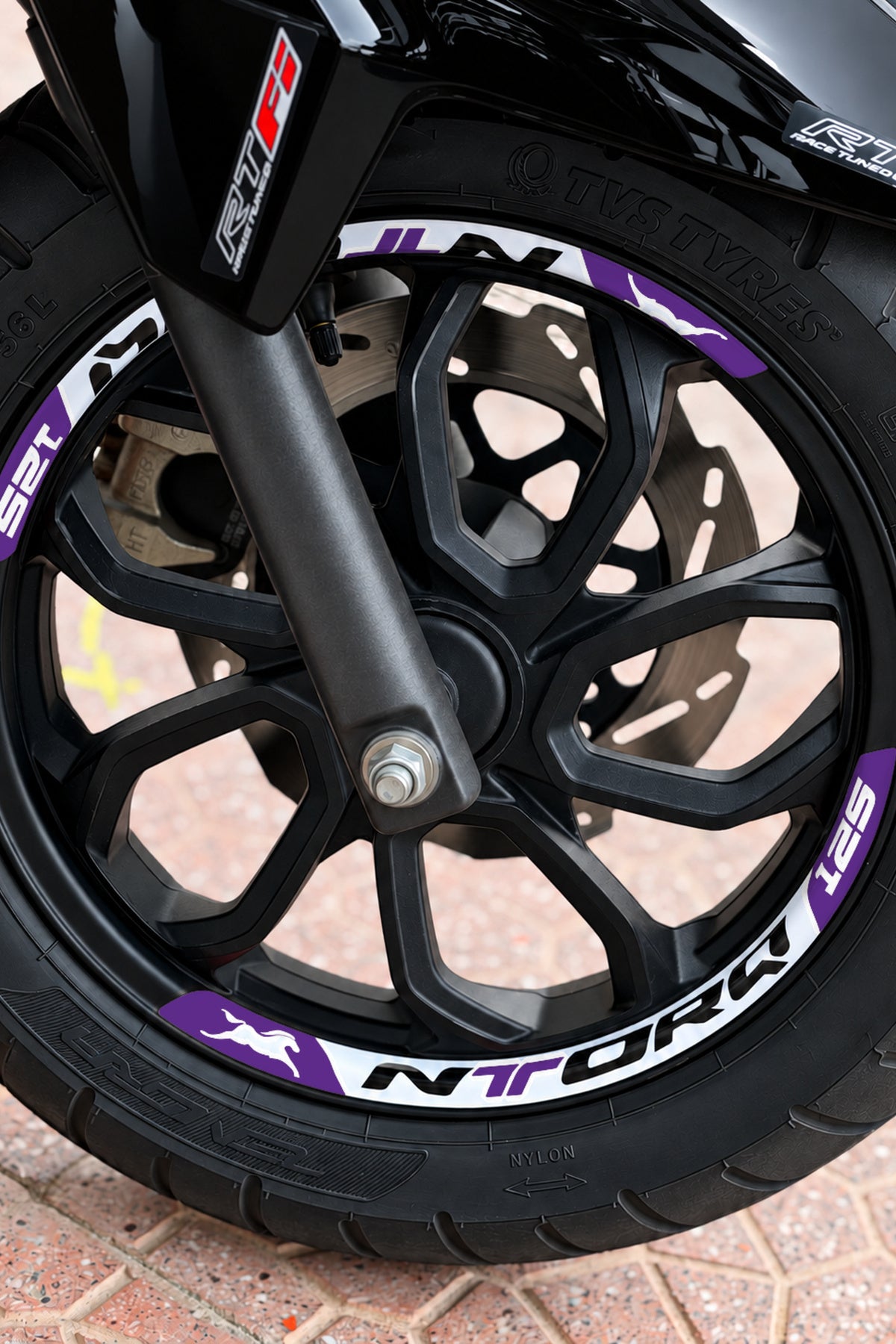 TVS Ntorq 125 için Baskılı Jant Şeridi Sticker Seti (Ön-Arka Tam Yeterli)