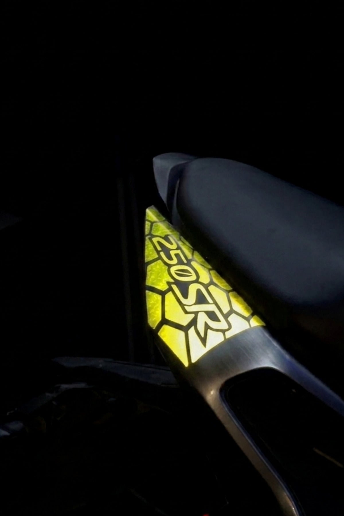 CFMOTO 250SR Kuyruk için Uyumlu Reflektörlü Petekli Kuyruk Sticker Etiket (Sağ ve Sol)