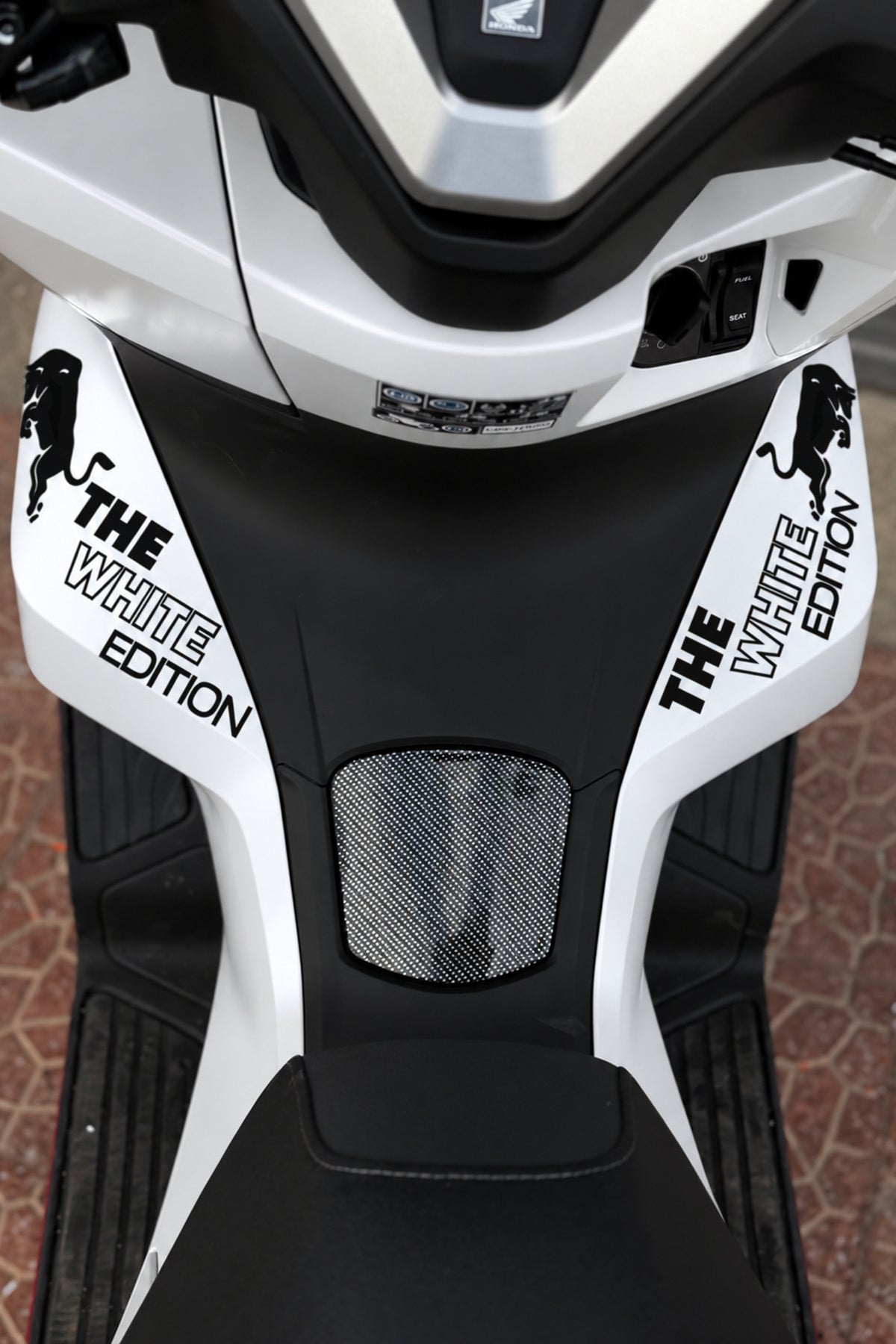 Honda PCX için The White Edition Boğa Sticker Etiket (Sağ ve Sol)