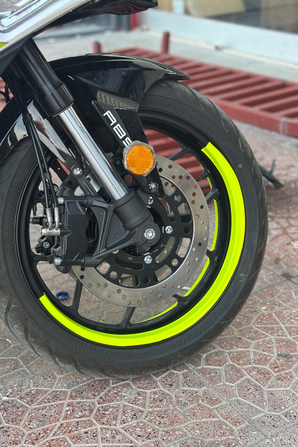 Motosiklet 17 Inch Jantlar için Uyumlu Neon Sarı Yarım Jant Şeridi Sticker (4 Parça)