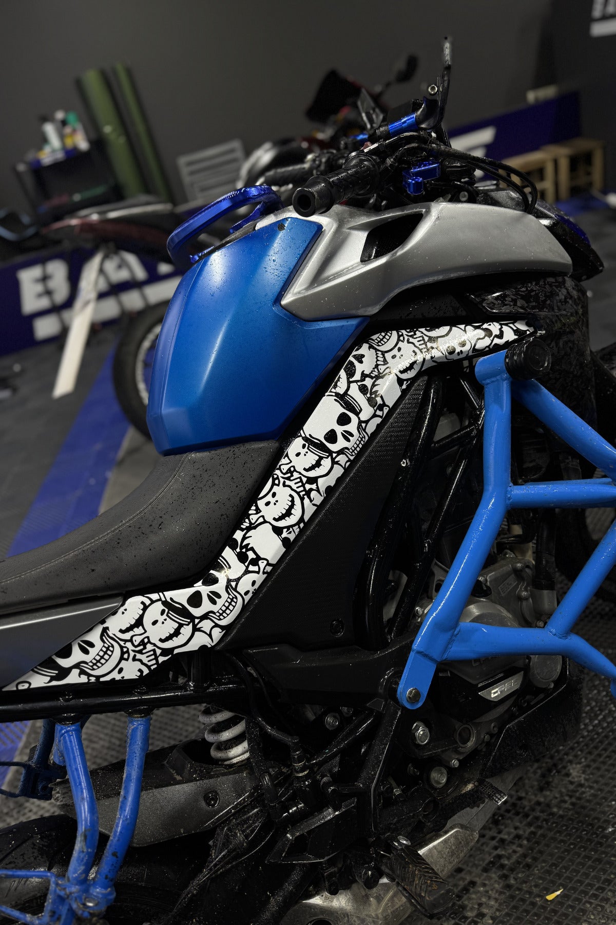 CFMOTO NK250 için Yan Drenajları Komple Kaplayan Kurukafa Sticker Seti (Sağ ve Sol)