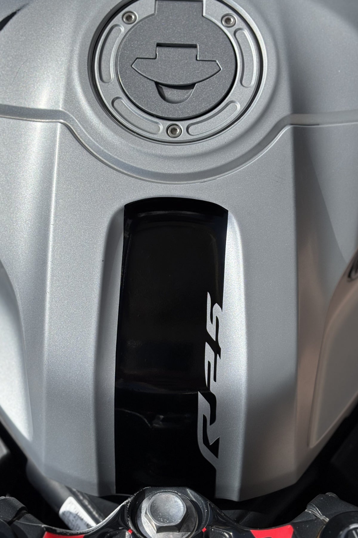 Yamaha R25 için Depo Önü R25 Detaylı Siyah Renk Sticker (2019-2024)