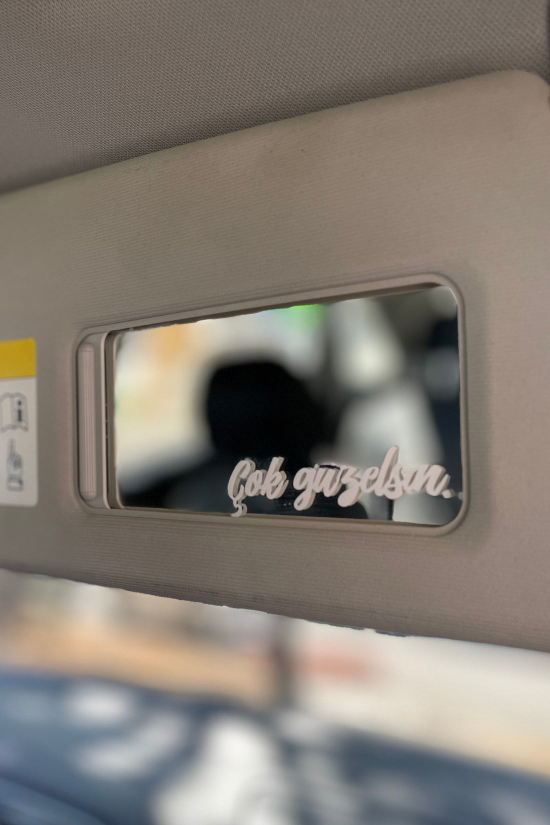 Araba Güneşlik Aynası için Beyaz Renk Çok Güzelsin Etiket Sticker 7.2CMx1.8CM (1 Adet)