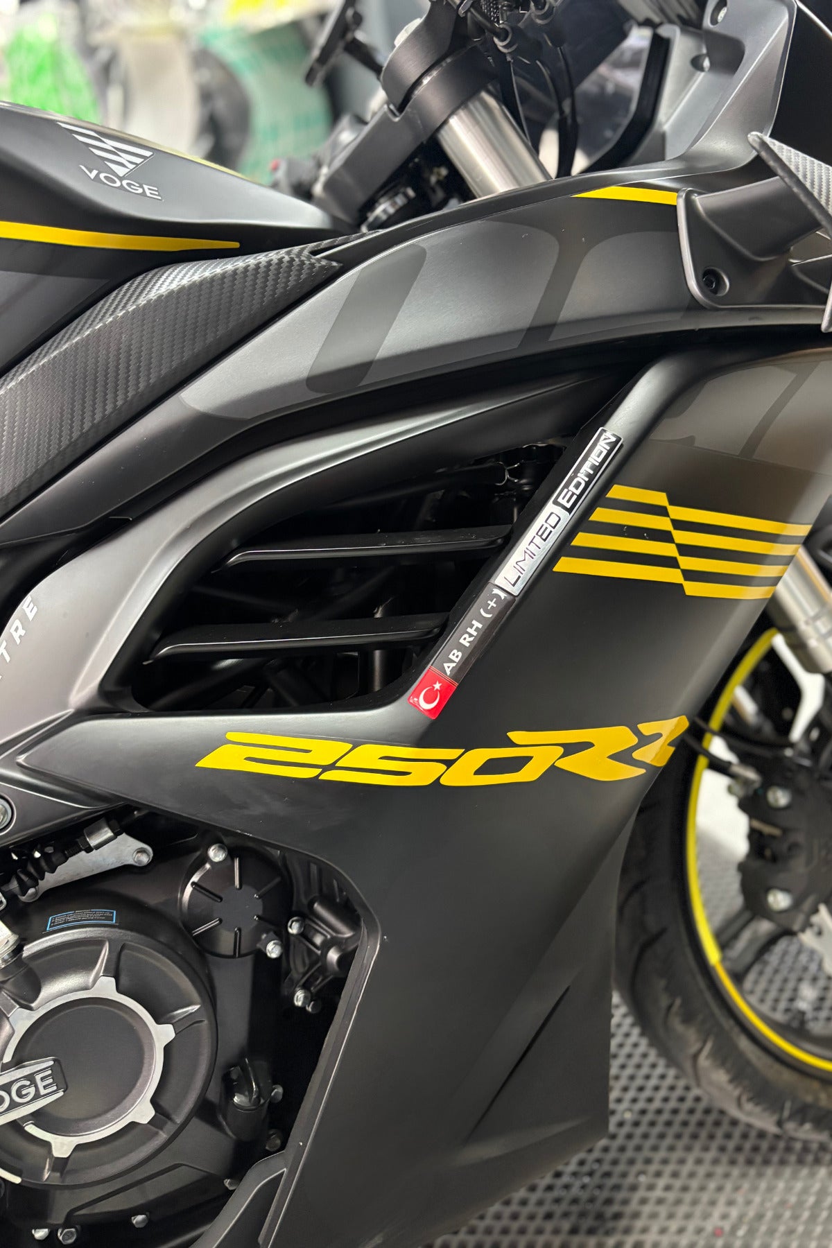 Voge 250RR için Sarı Renk Orijinal 250RR Yazı Sticker Etiket (2 Adet)