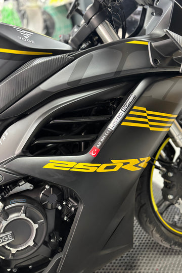 Voge 250RR için Sarı Renk Orijinal 250RR Yazı Sticker Etiket (2 Adet)