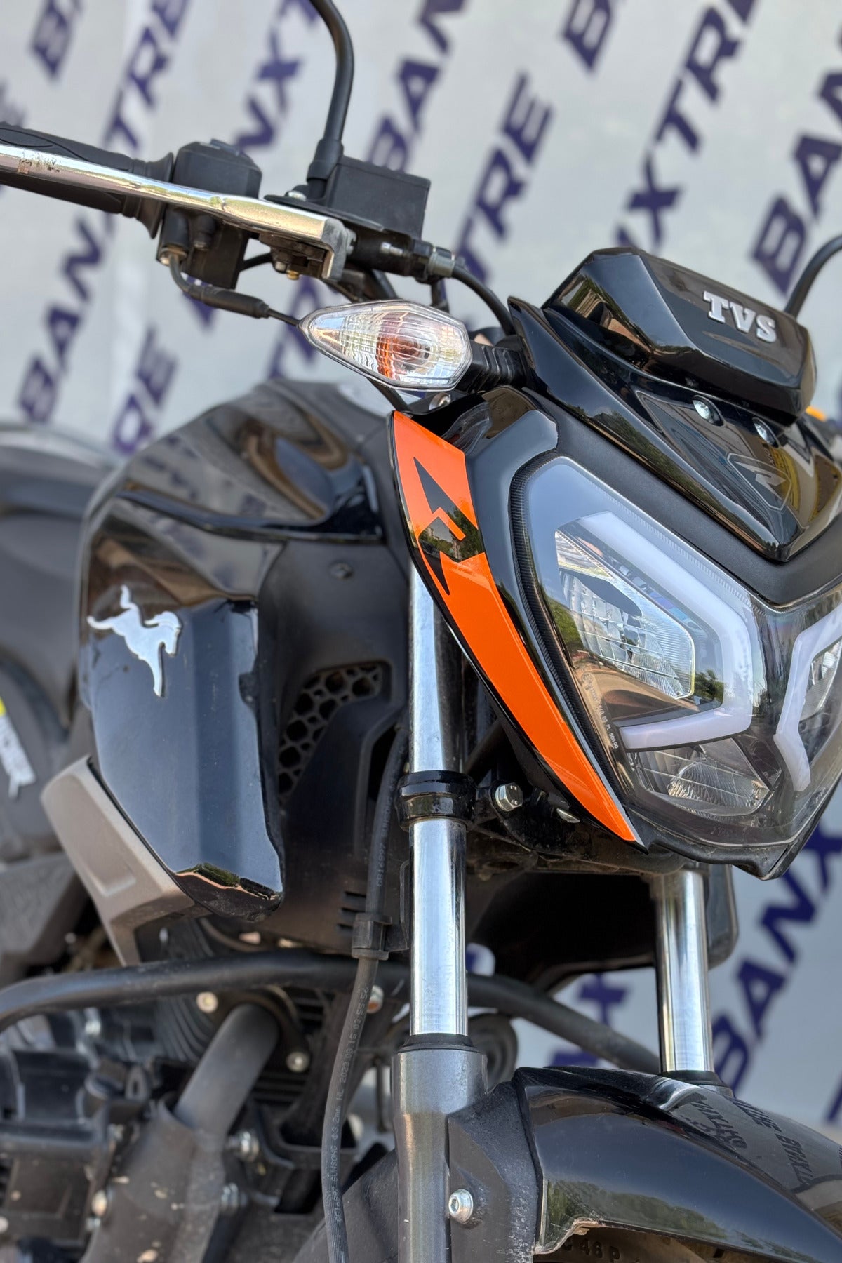 TVS Raider için R Logolu Far Kaşı Detay Sticker (2 Adet)