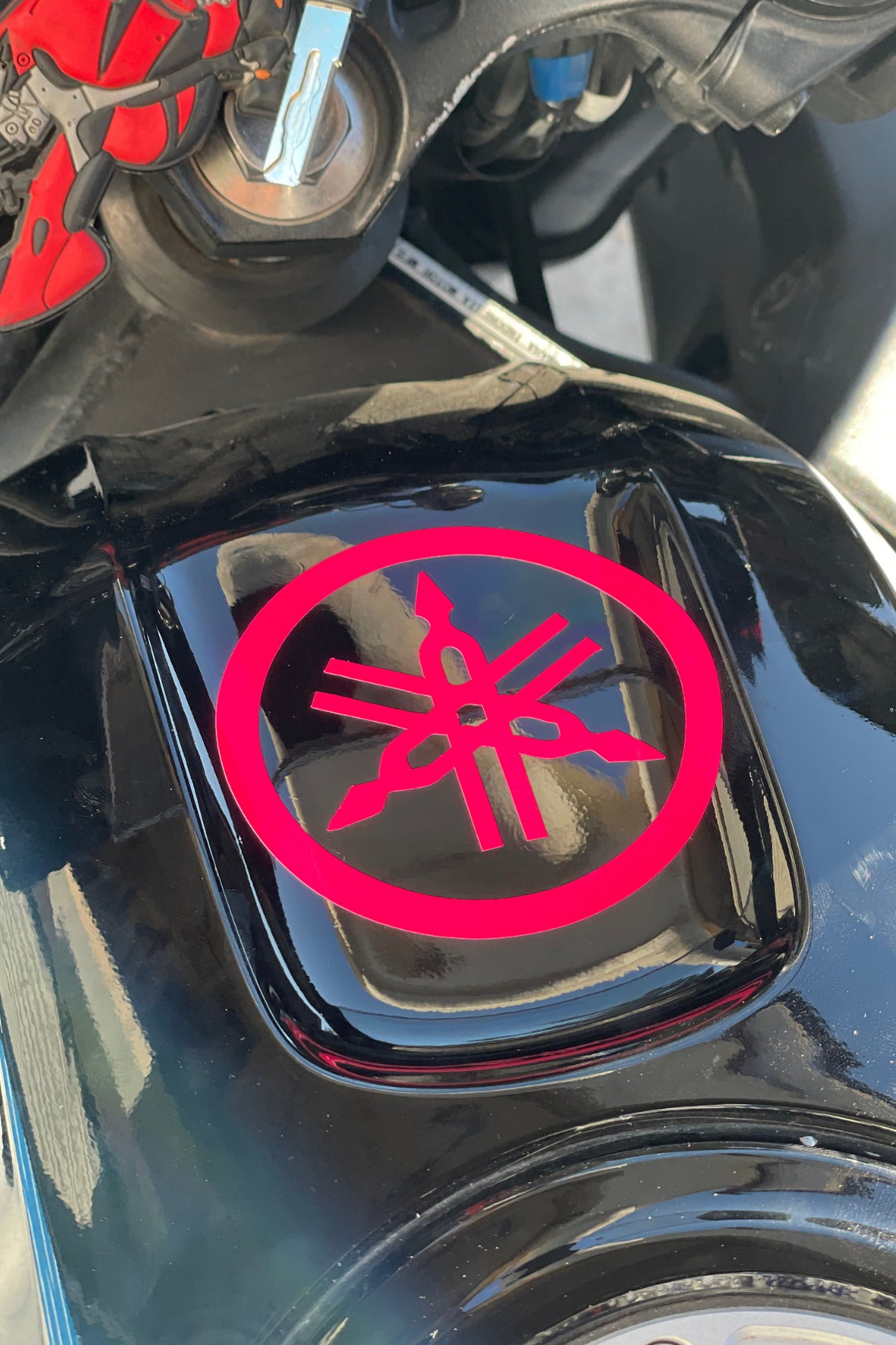 Motor ve Kask için Neon Pembe Yamaha Logo Sticker Etiket 10CMx10CM (1 Adet)