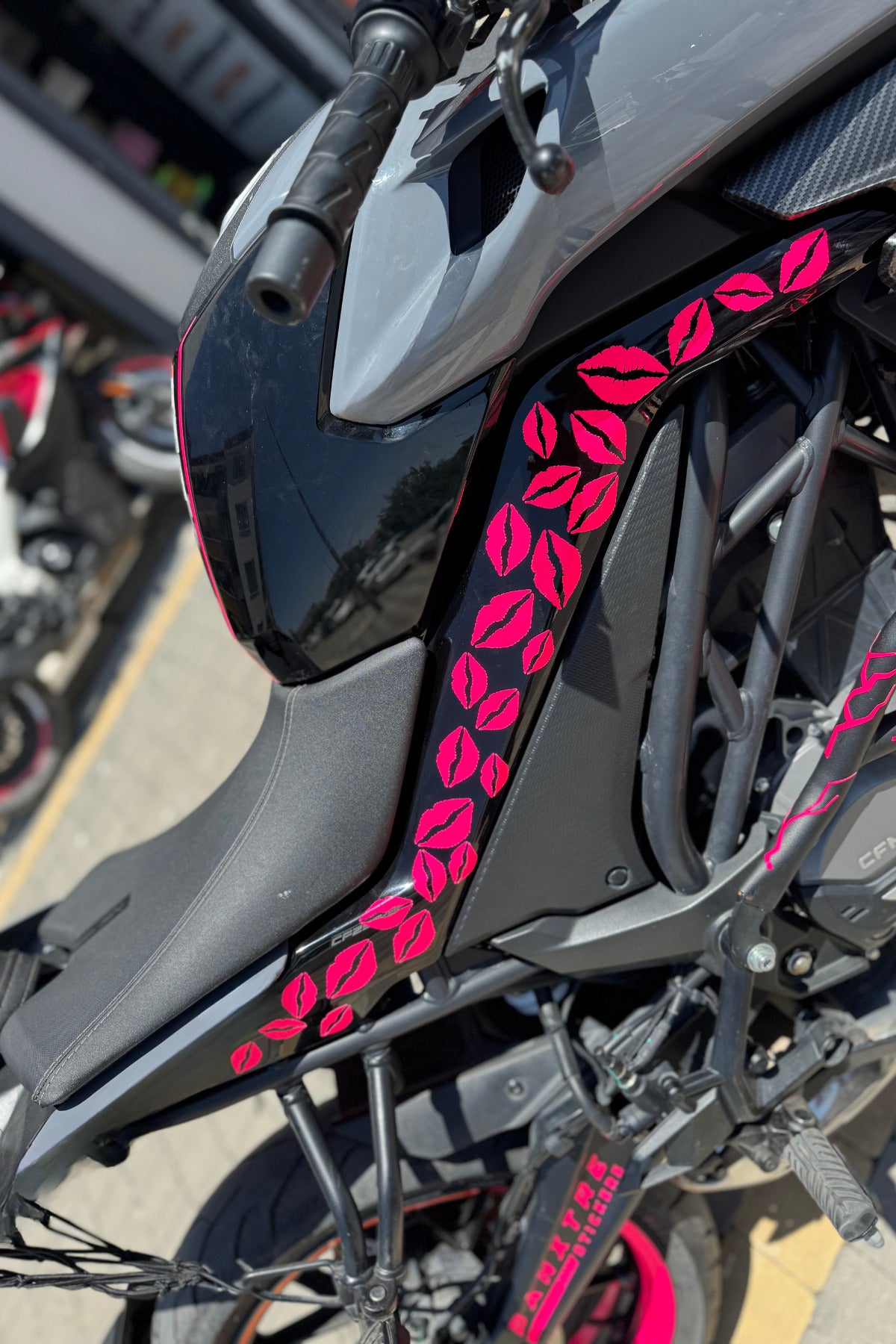 Motor ve Kask için Neon Pembe Dudak Öpücük Sticker Seti