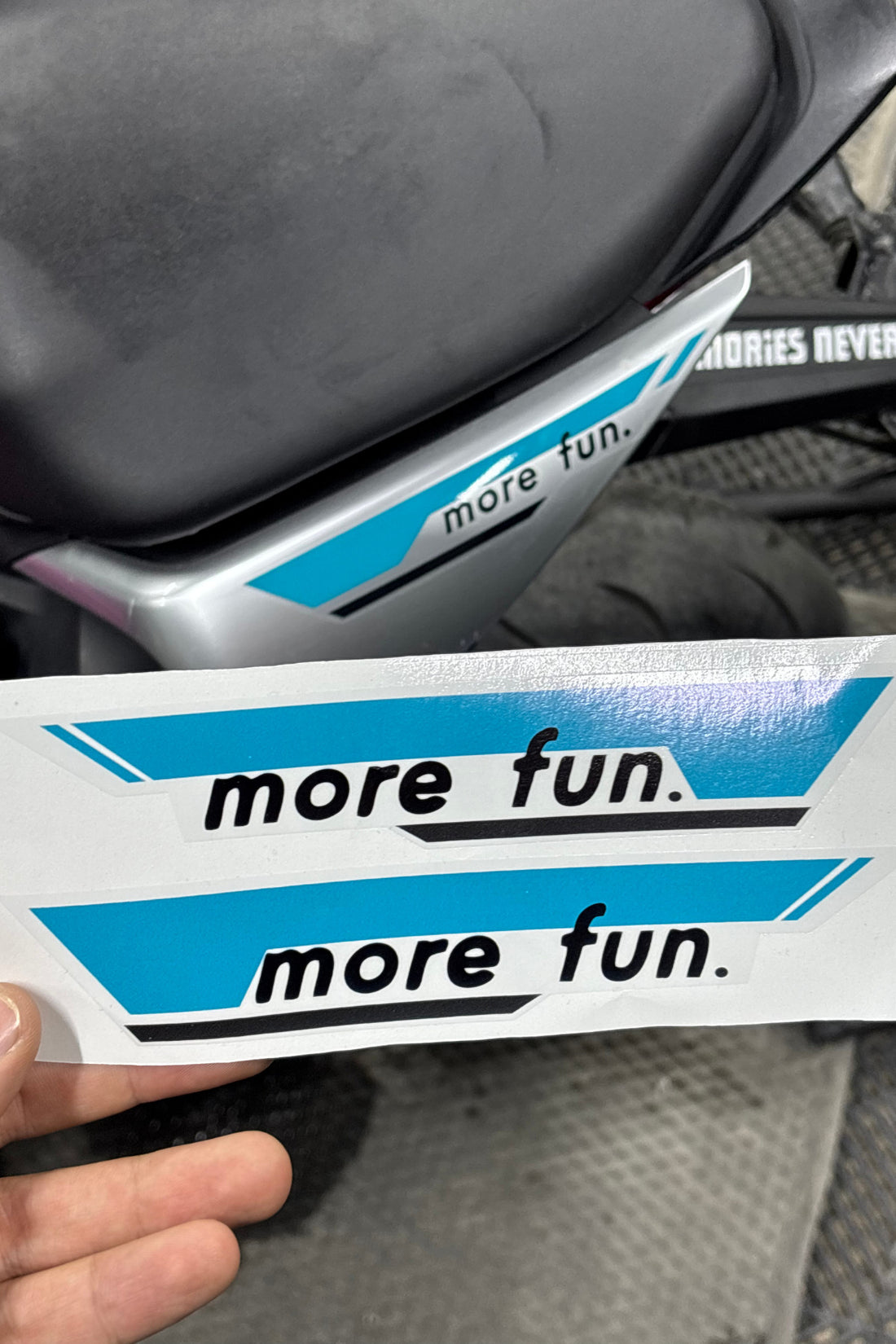 CFMOTO SR250 için Mavi Renk Arka Kuyruk Orijinal Sticker (SAĞ VE SOL)