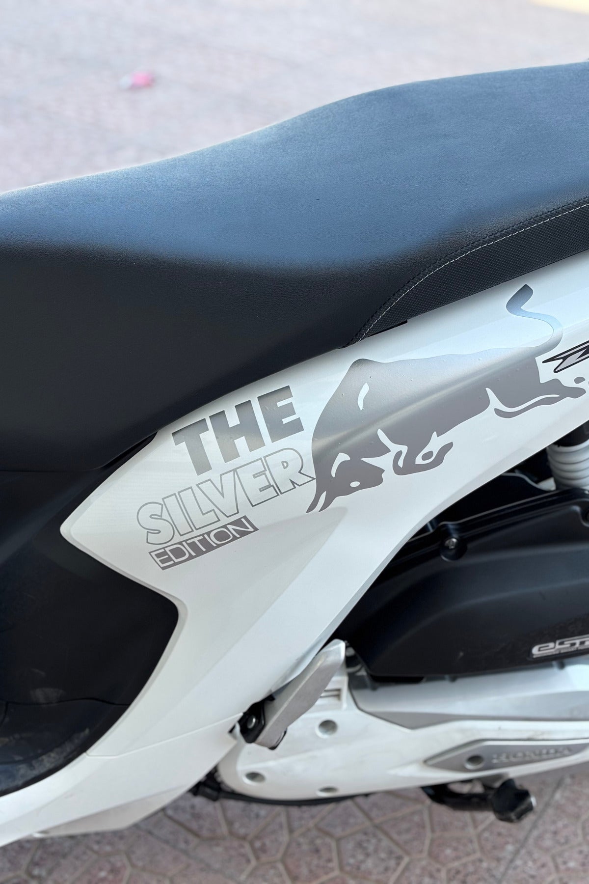 Motor ve Kask için Gümüş Gri Boğa Enerji Sticker Etiket Seti (2 Parça)