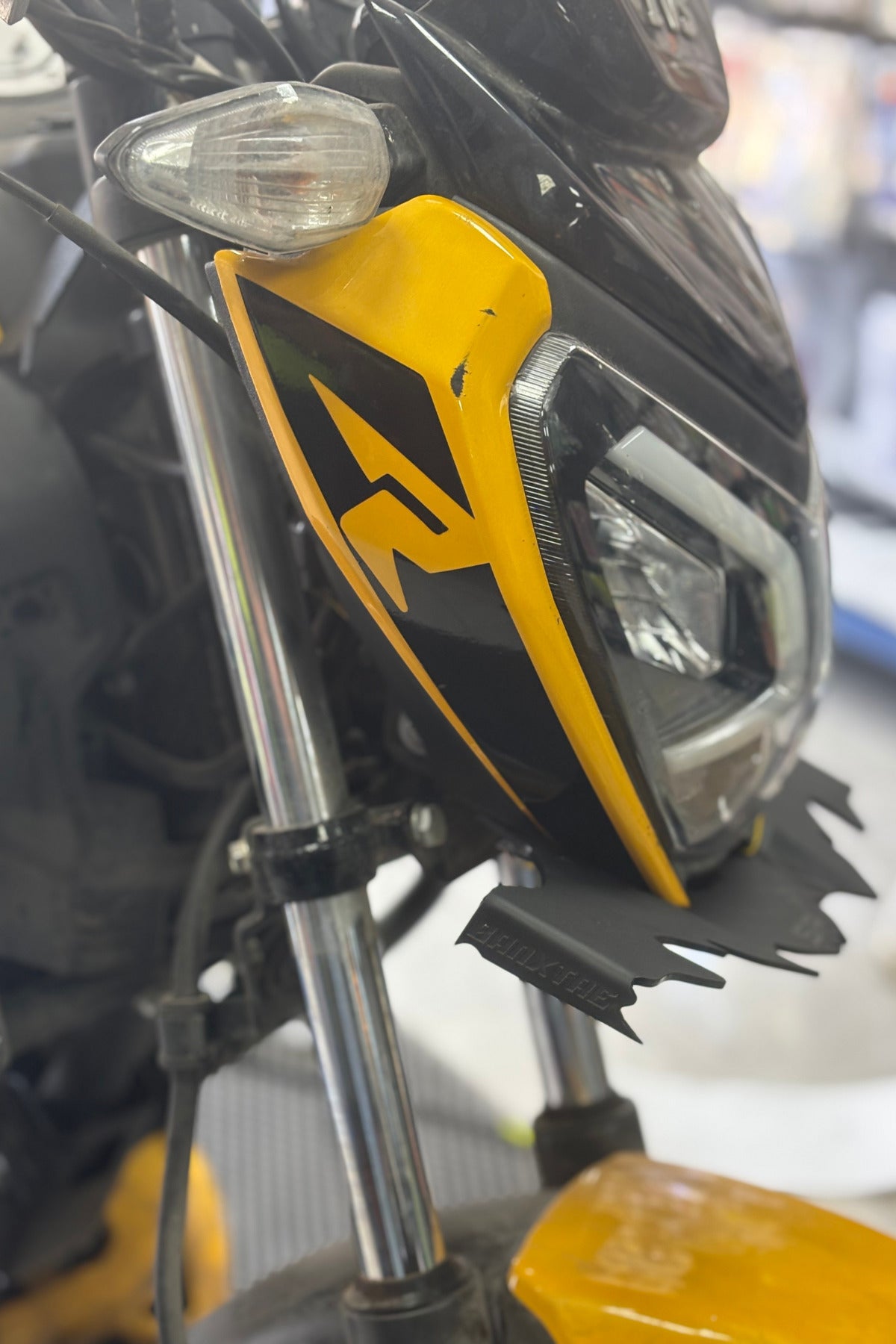 TVS Raider için R Logolu Far Kaşı Detay Sticker (2 Adet)